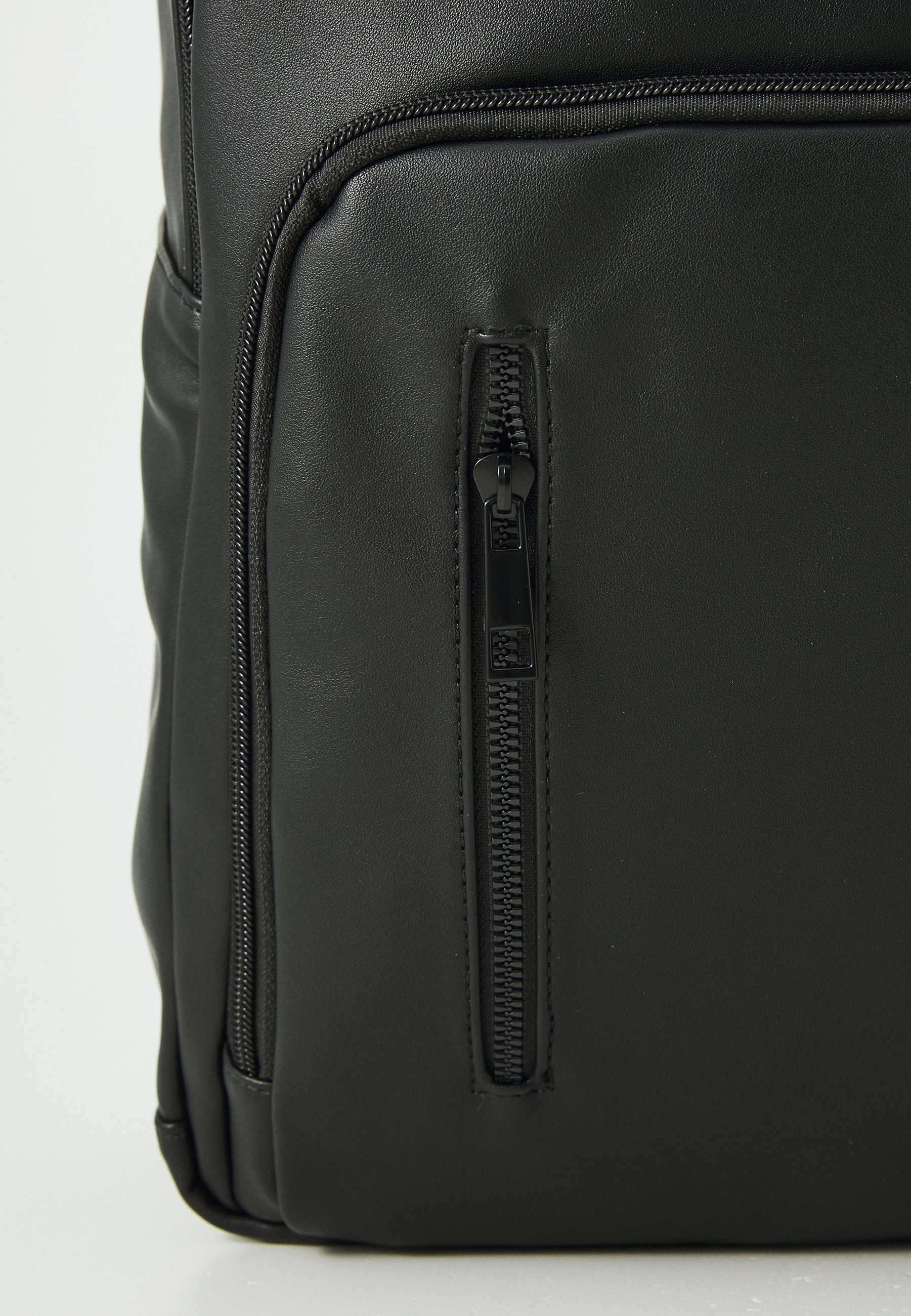 „Pier One“ UNISEX kuprinė – juoda
