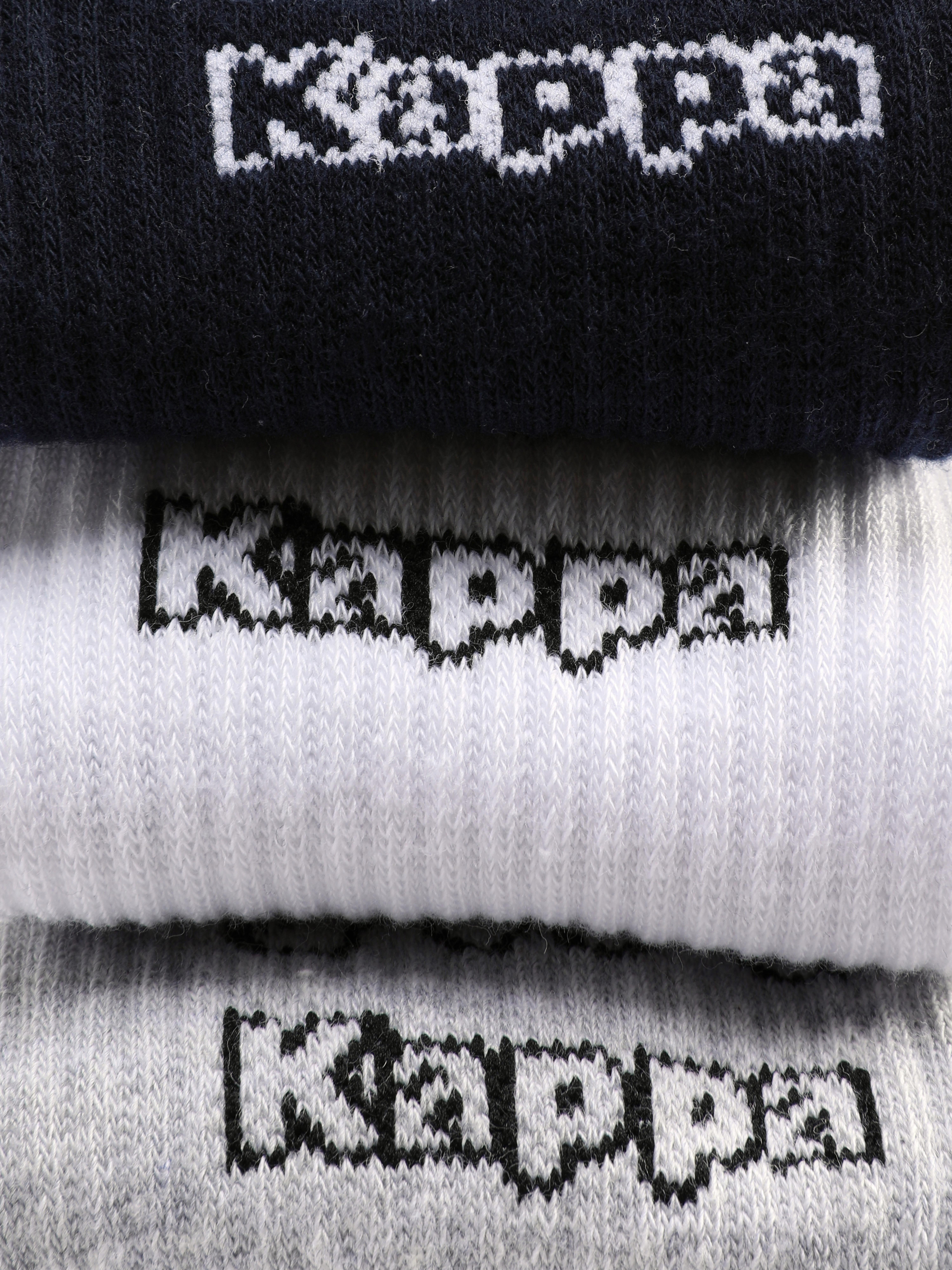 Pohkeen puoliväliin ulottuvat sukat, joissa Kappa x Primark -logo, 3 paria. Monipakkaus ribbiresorisuja, joissa on kontrastikuvioinen intarsiakuvioinen Kappa-logo.