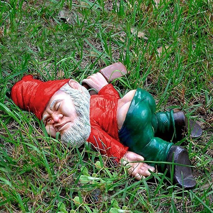 Décoration drôle de statues de nain de jardin ivre
