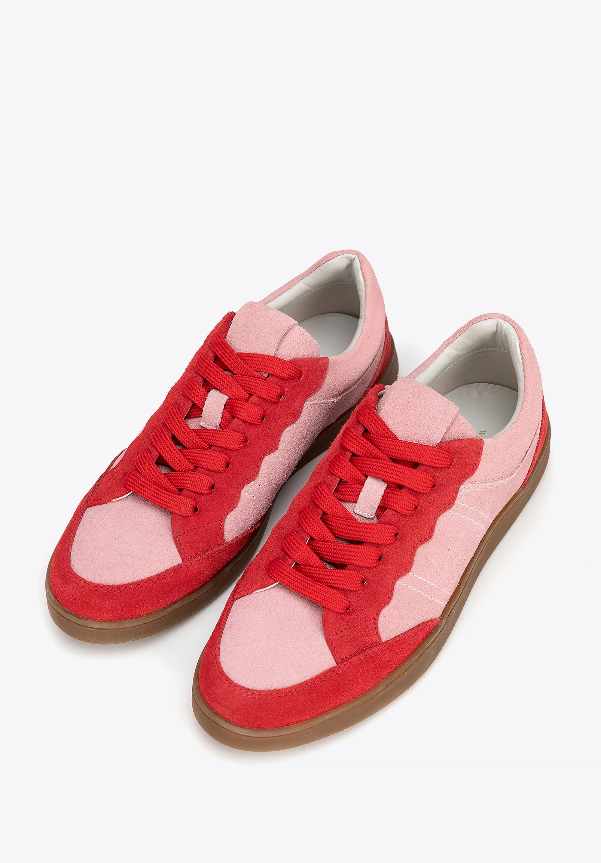 Zamszowe sneakersy z kontrastowymi elementami różowo - czerwone