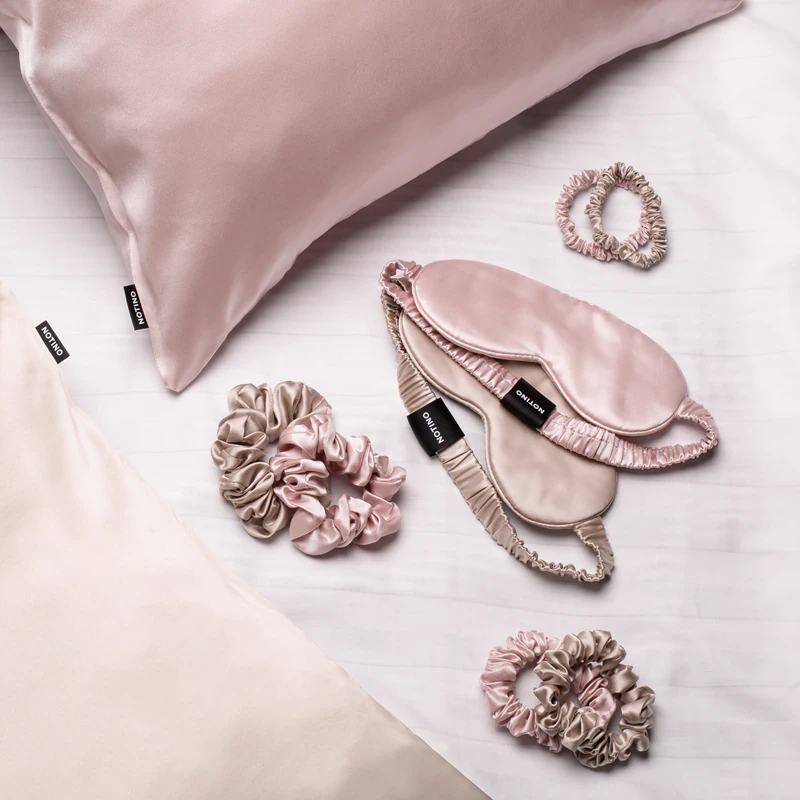Conjunto de scrunchies pequenos Notino Silk Collection na cor creme.