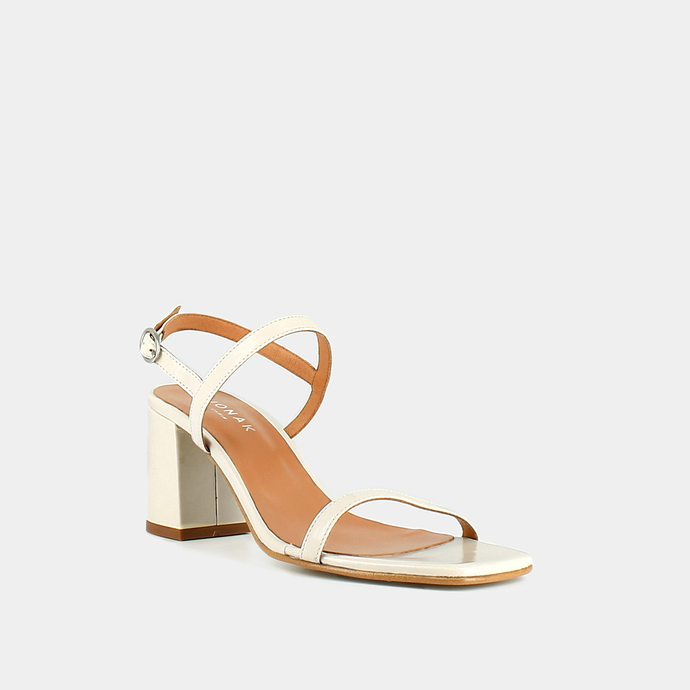 Sandales ouvertes à talons  en cuir brillant écru