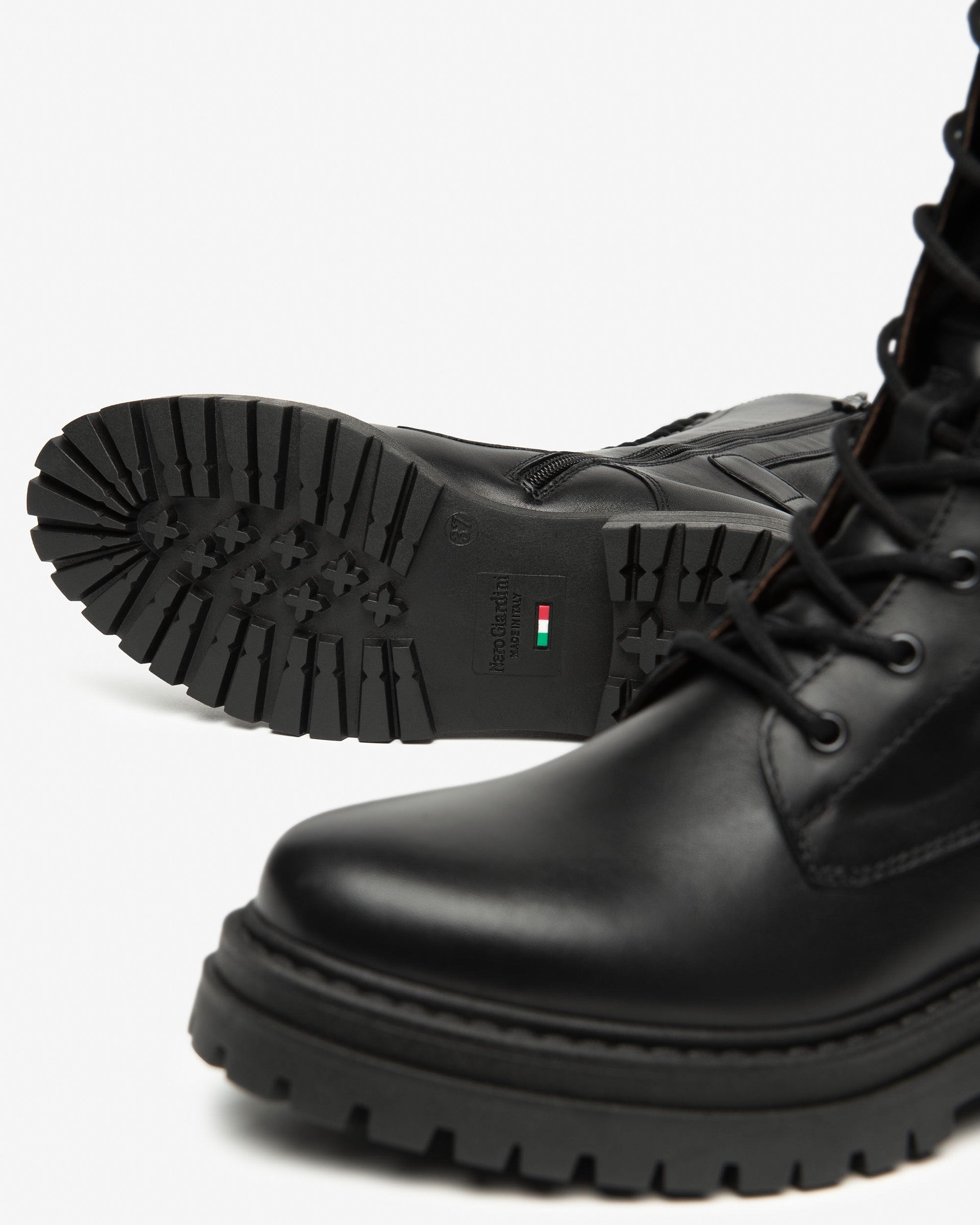 Damenstiefel aus Leder und technischem Material