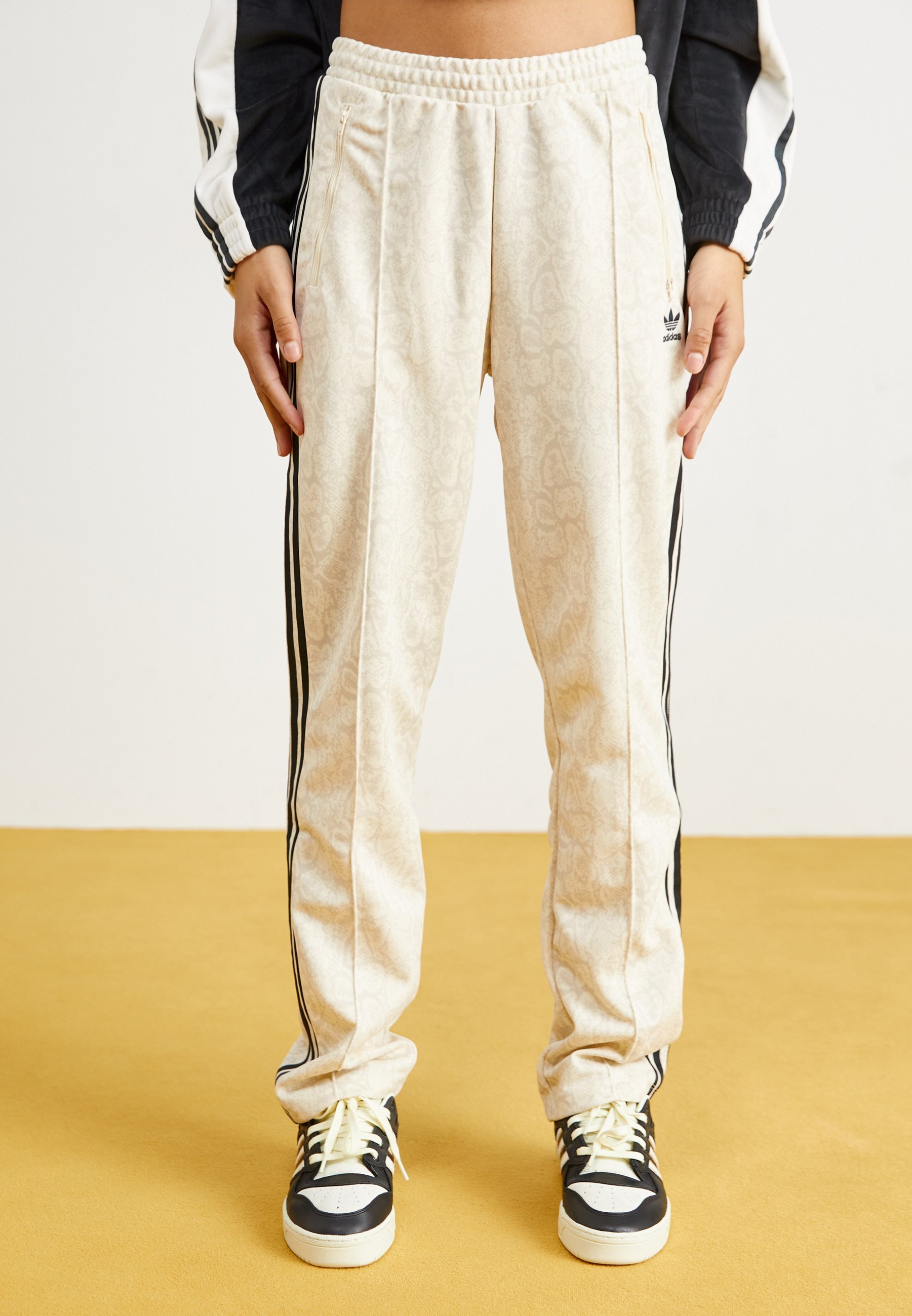 Pantaloni de trening adidas Originals
