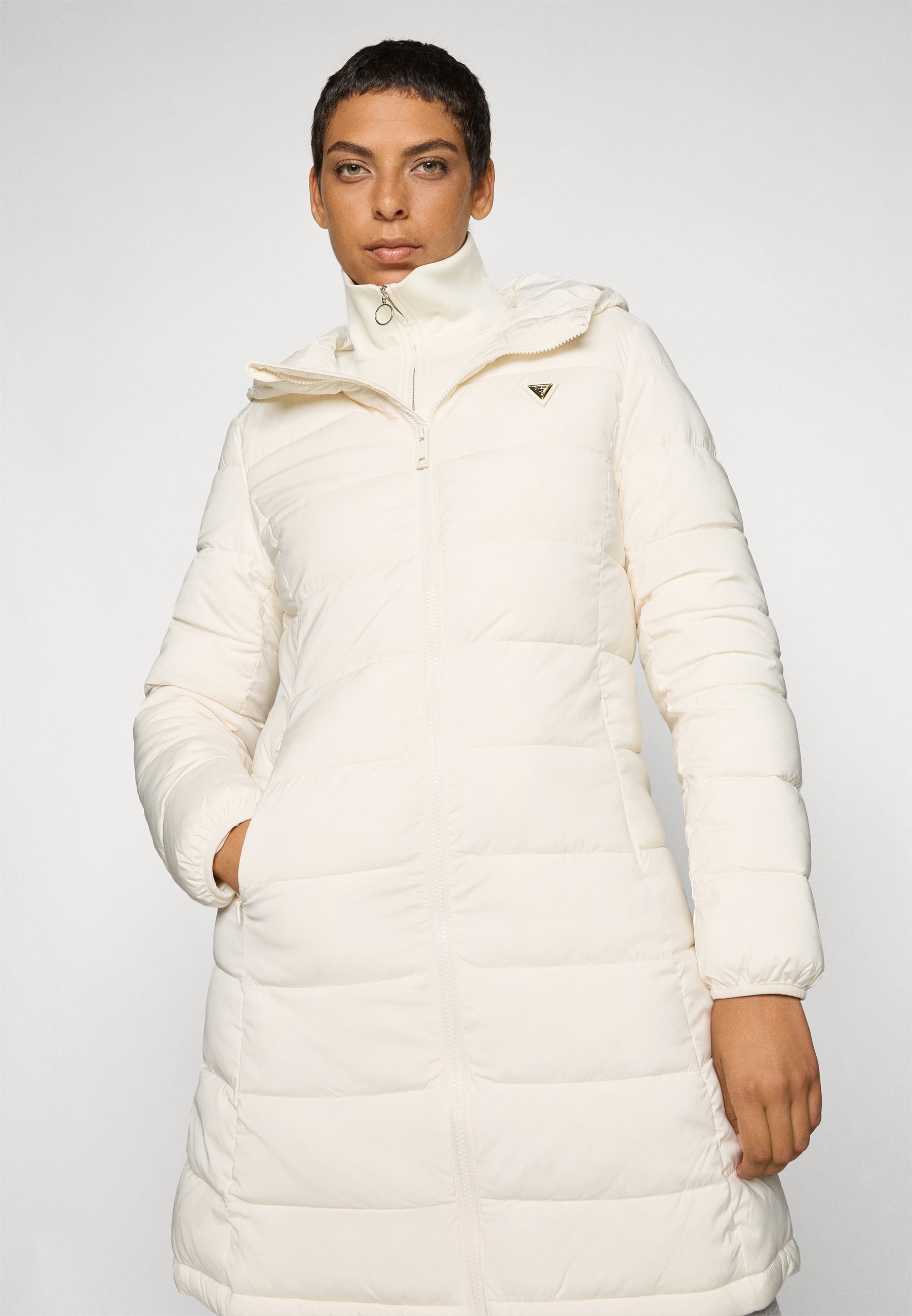 Guess UUS ALETA PIKK TEPITUD JAKK - Talvemantel - tuvivalge