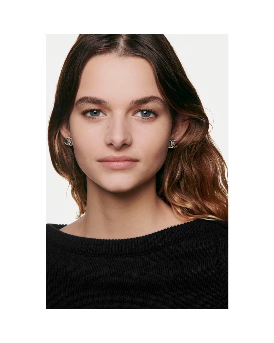 Ojă de parfum CHANEL ULTRA LE TEINT din catifea, cu efect de umflare. Finisaj mat catifelat.