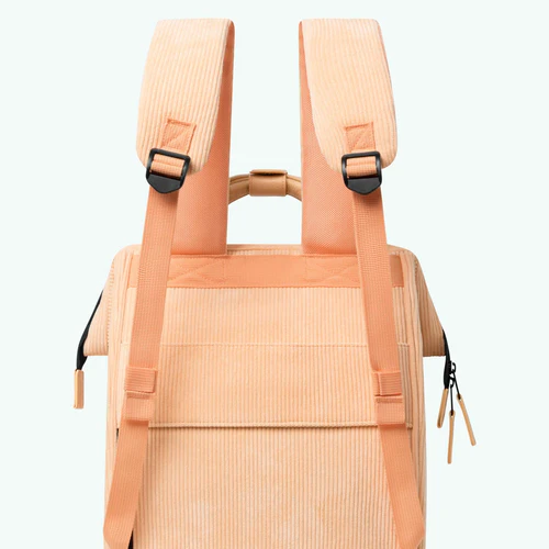 Cabaia Mochila mediana Adventurer Quito, color naranja claro.