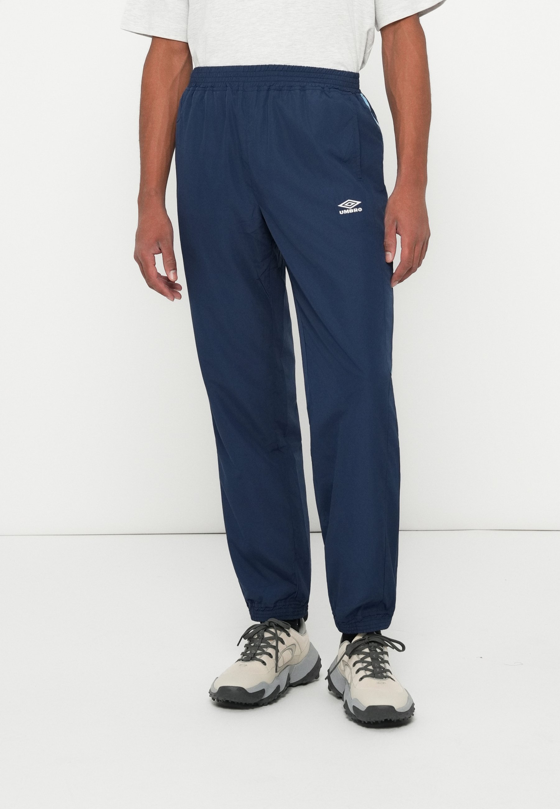 Pantalon de survêtement décontracté Umbro - Bas de survêtement - bleu marine foncé/bleu clair