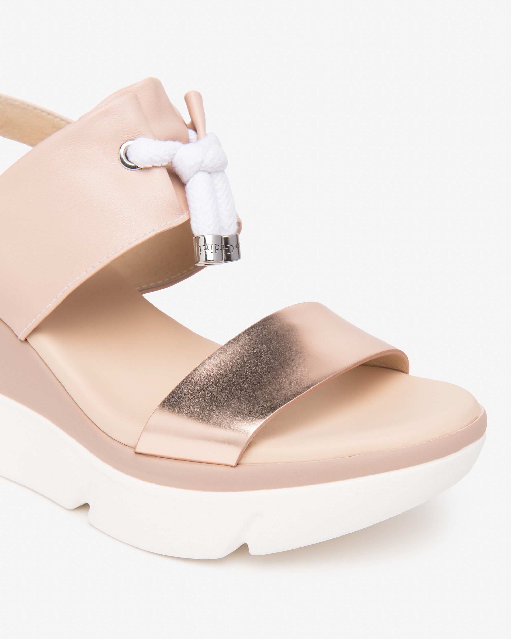  Damensandalen aus Leder und technischen Materialien