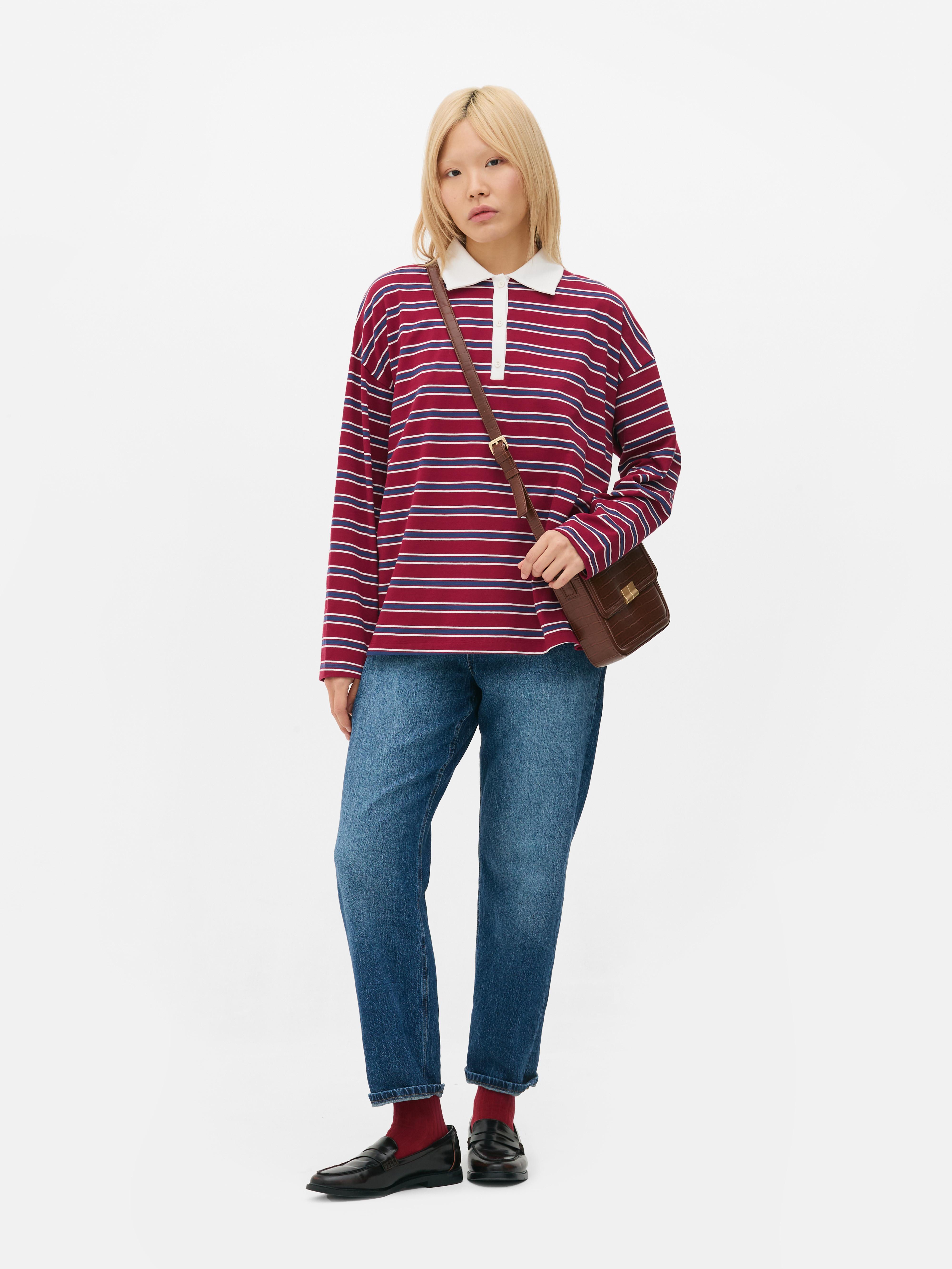 Tricou polo cu mânecă lungă. Acest polo are guler clasic, închidere cu jumătate de nasture și mâneci lungi.