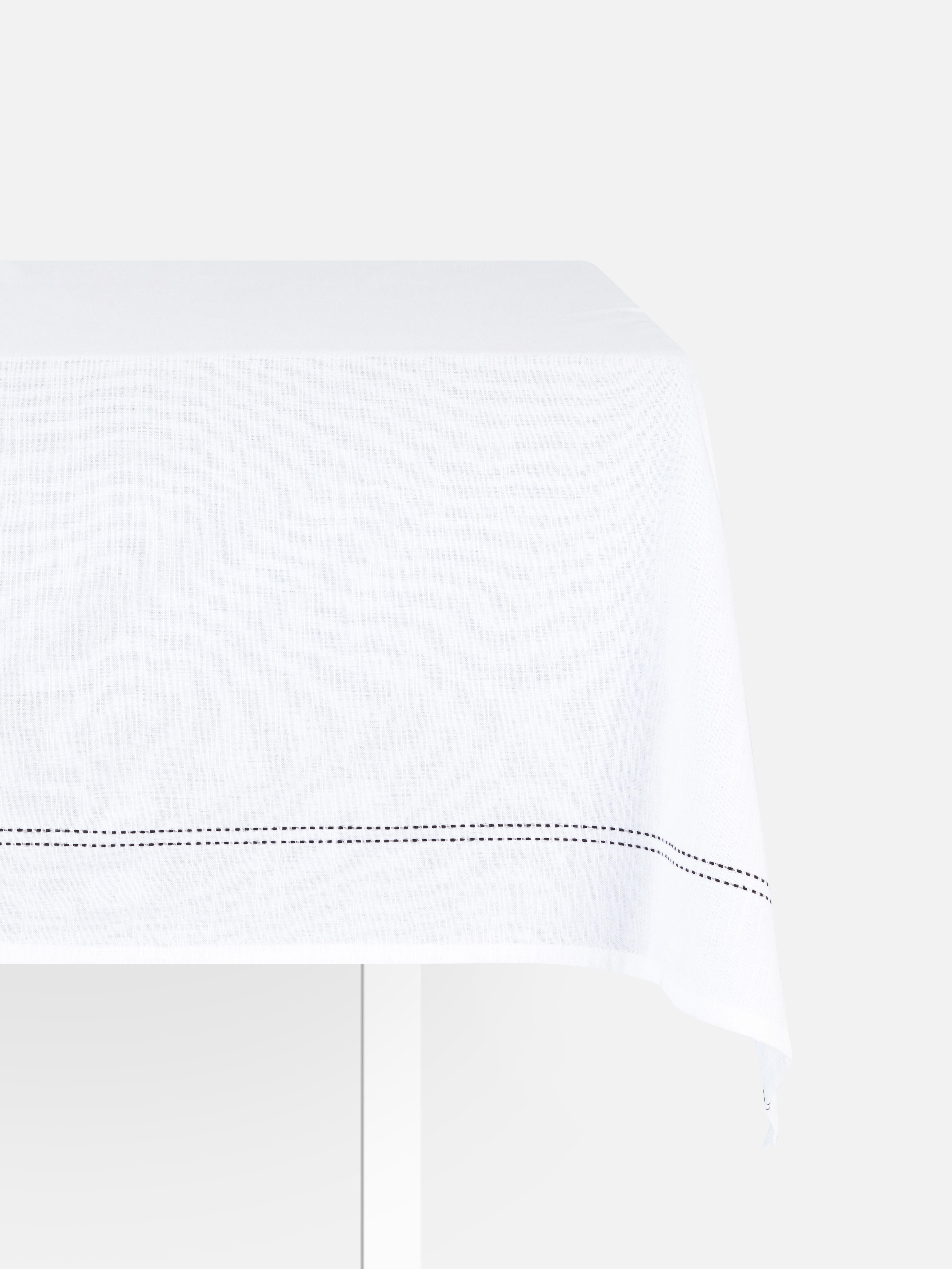 Tovaglia con cuciture Questa elegante tovaglia in cotone bianco con dettagli di cuciture nere è perfetta per una cena di stile