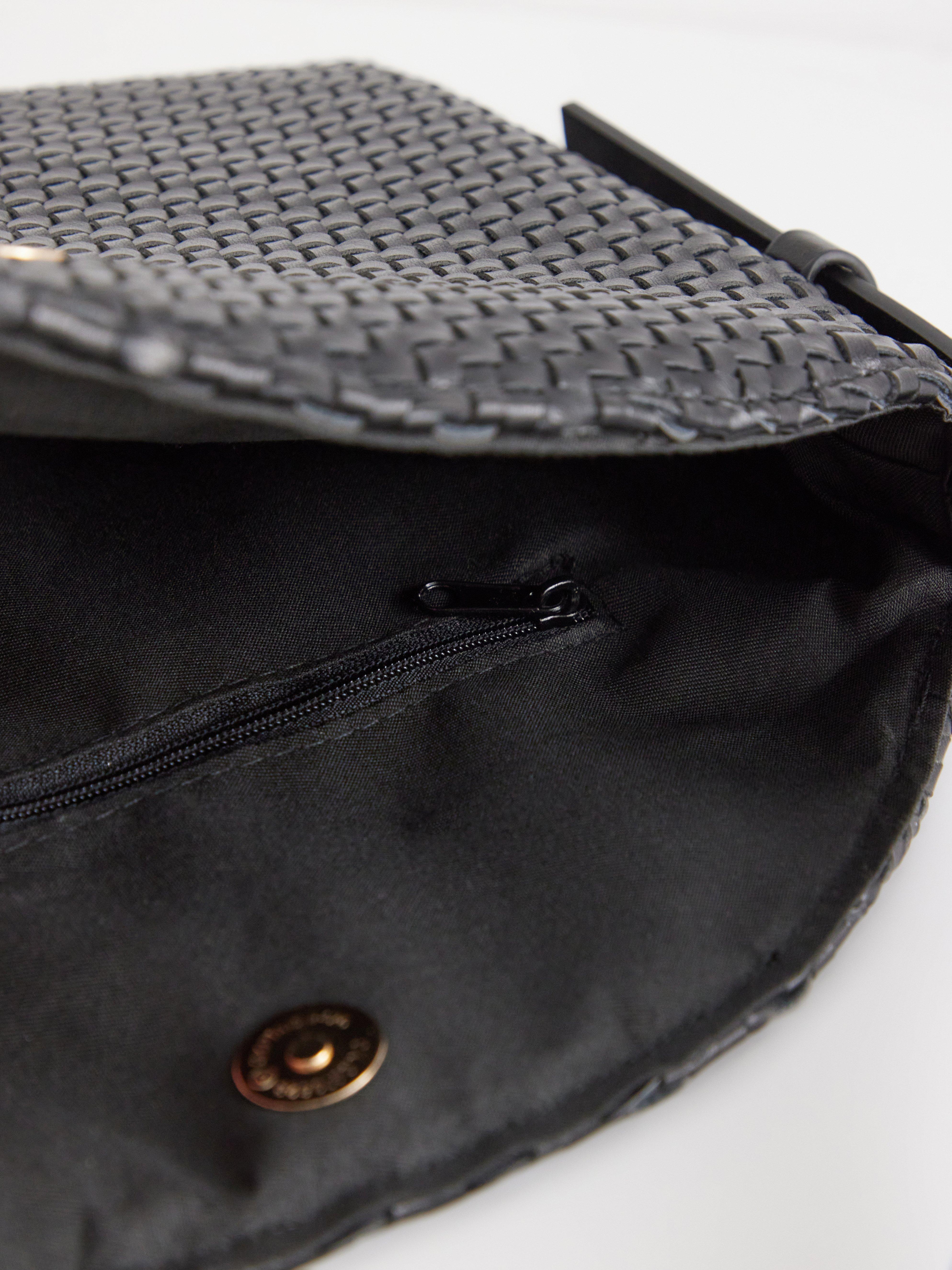 Bolso trenzado de imitación de piel negro.