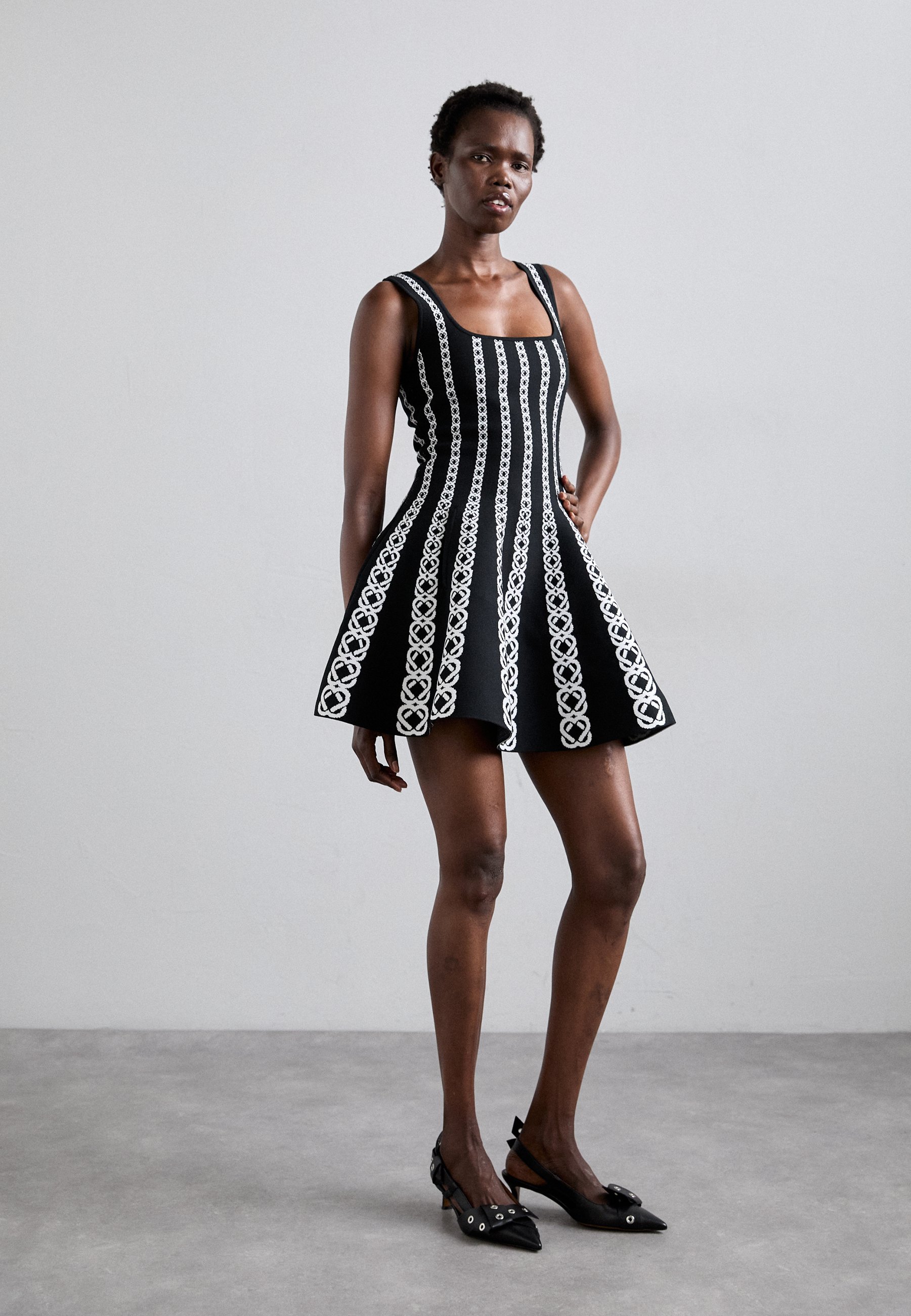 Maje RUSSELGO - Jumper dress - blanc/noir