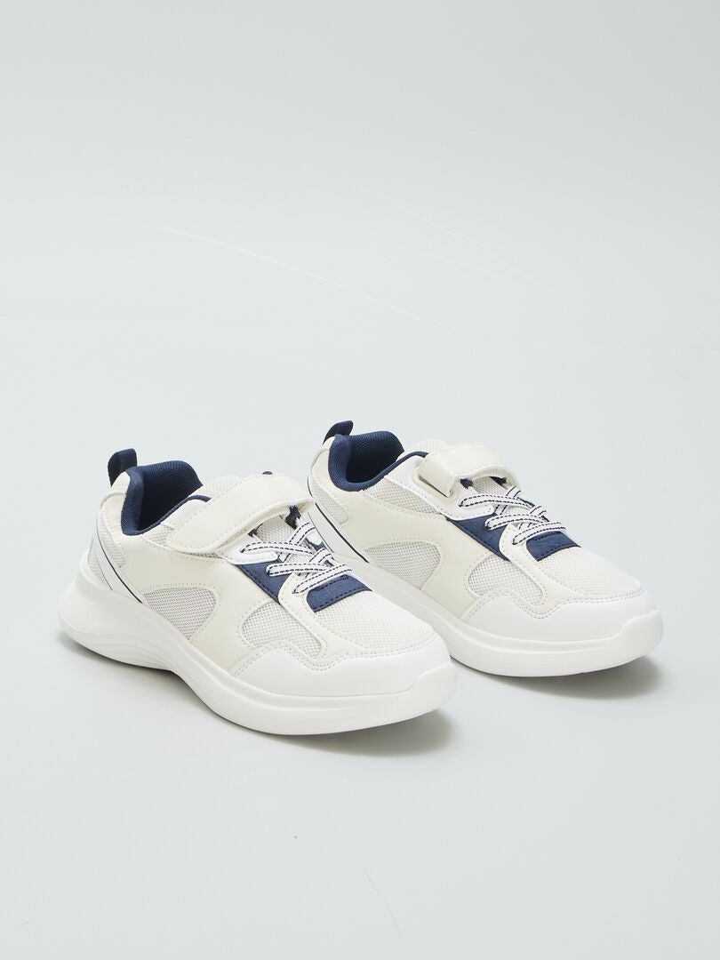 Tênis estilo corrida com solado grosso - BRANCO