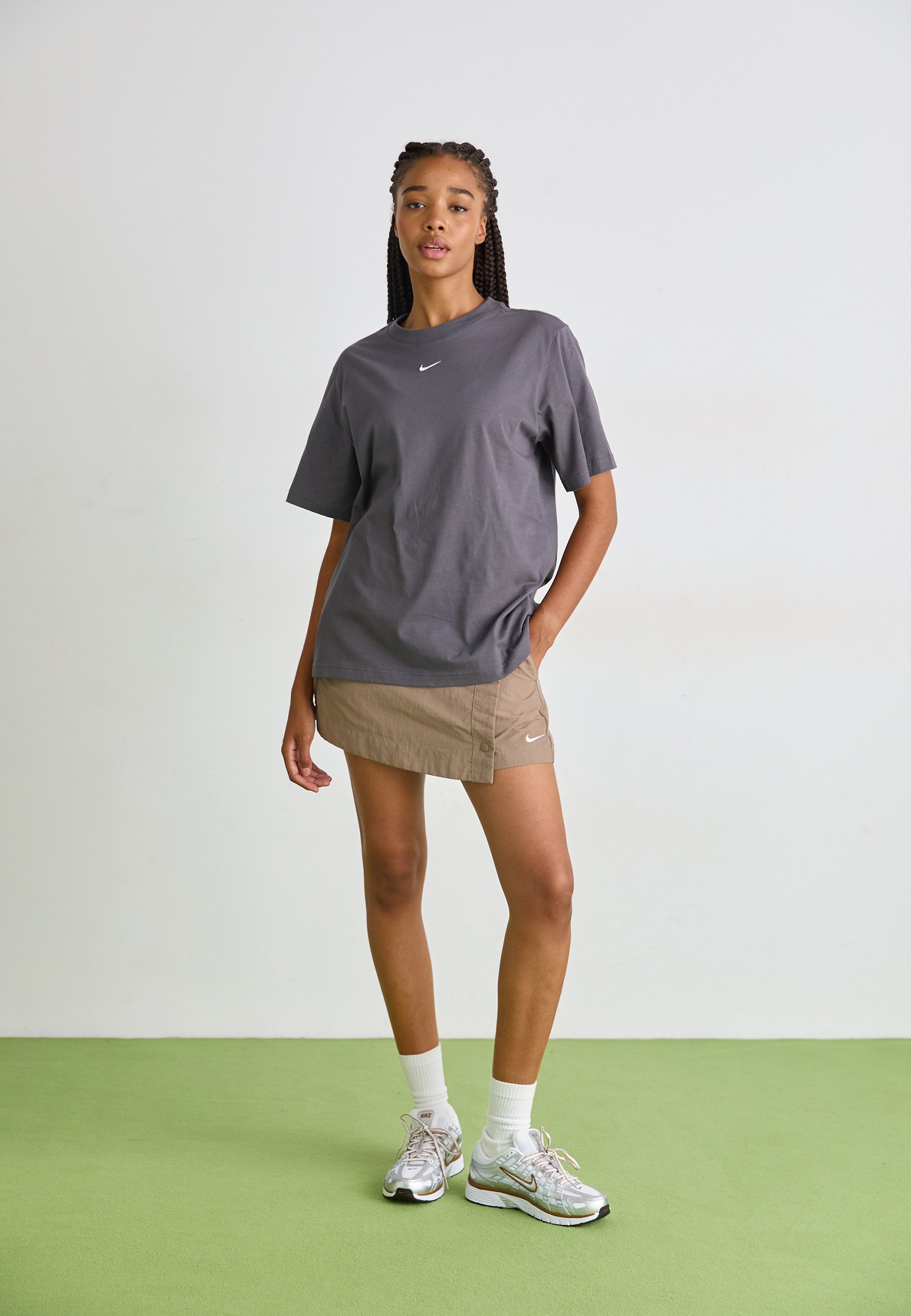 Nike Sportswear P 6000 - Sneakers - wit/metallic zilver/Brits bruin/sail