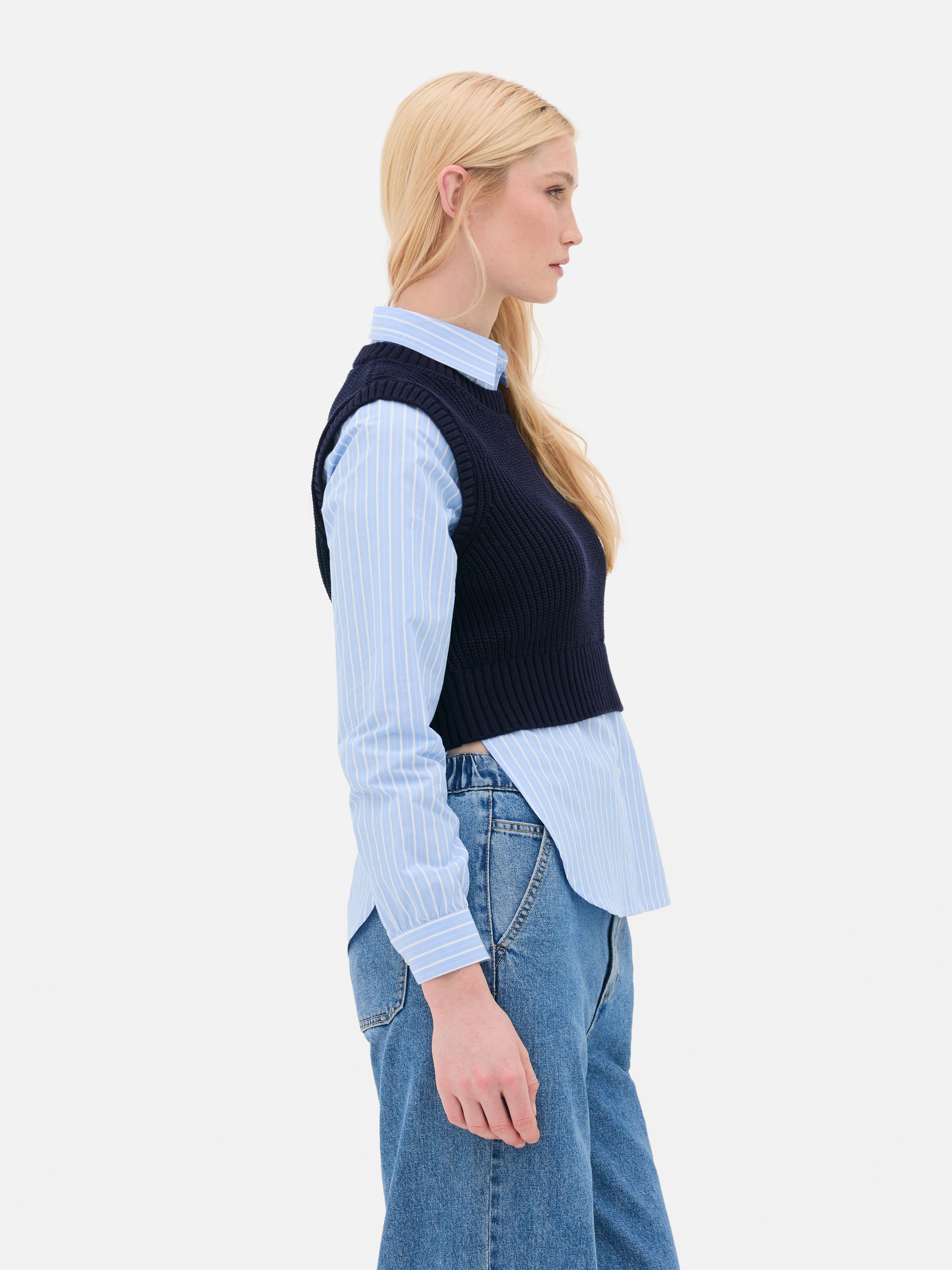 2-in-1-Hemd und -Top. Ein gestreiftes Hemd und ein geripptes Tanktop in einer stylischen Kombination.