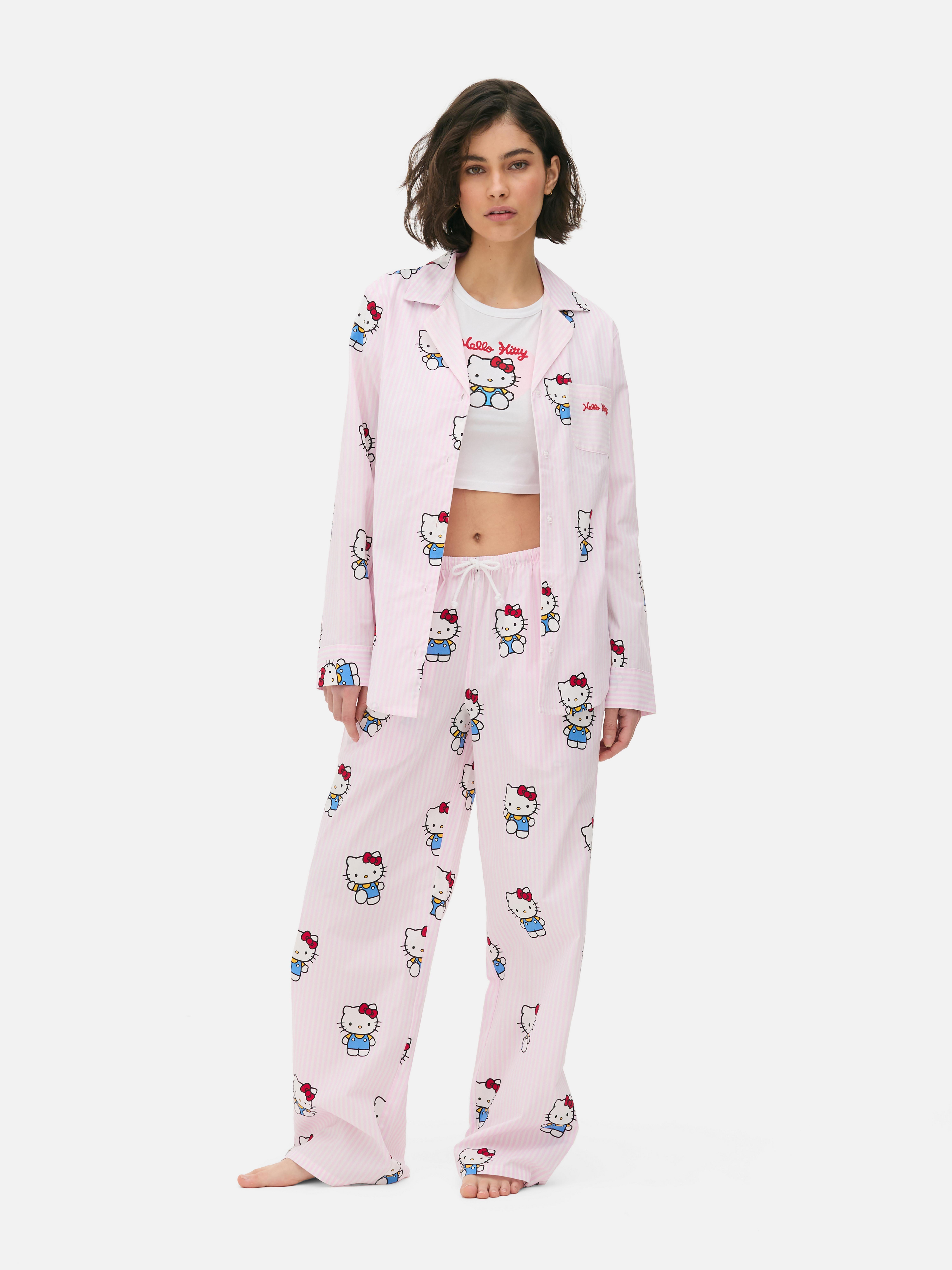 Tricou de pijama cu dungi Hello Kitty. Un tricou de pijama cu Cinnamoroll și Kitty White în rolurile principale.