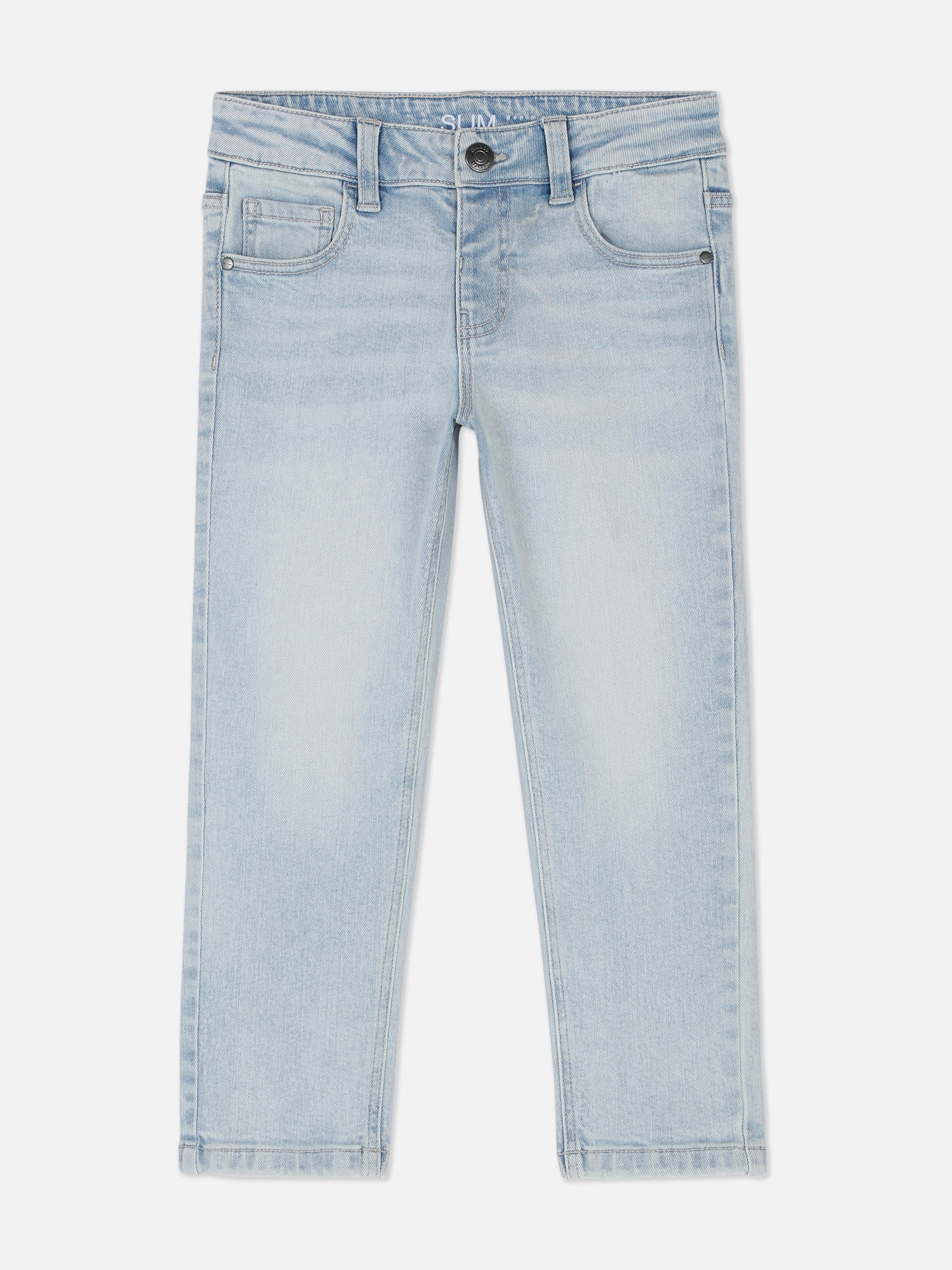 Schmal geschnittene Jeans für Jungen. Eine coole, schmal geschnittene Jeans mit Gürtelschlaufen und Knöpfen vorne.