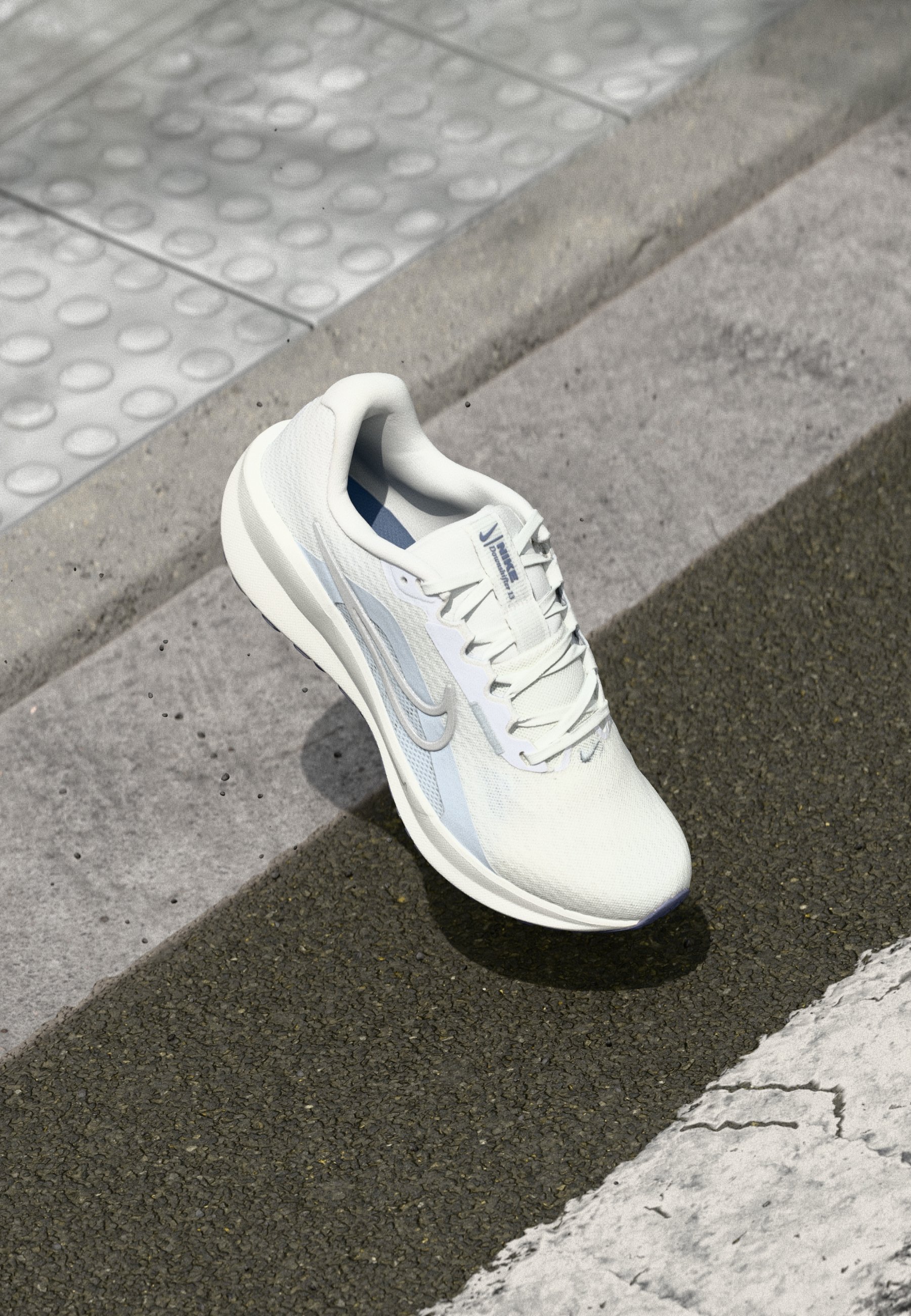 Nike Performance DOWNSHIFTER 13 - Běžecké boty na silnici - white/metallic silver-coloured/football grey/world indigo/summit white