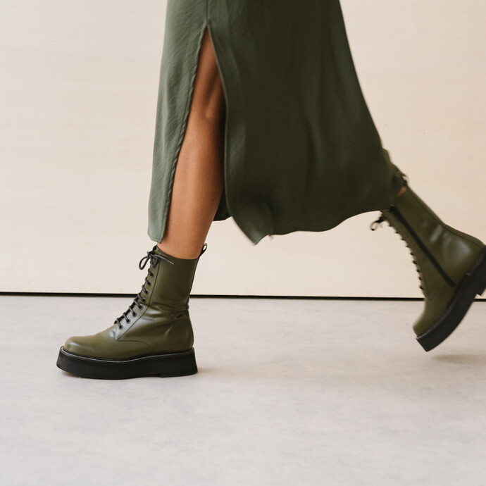 Boots à lacets et semelles épaisses  en cuir glacé kaki