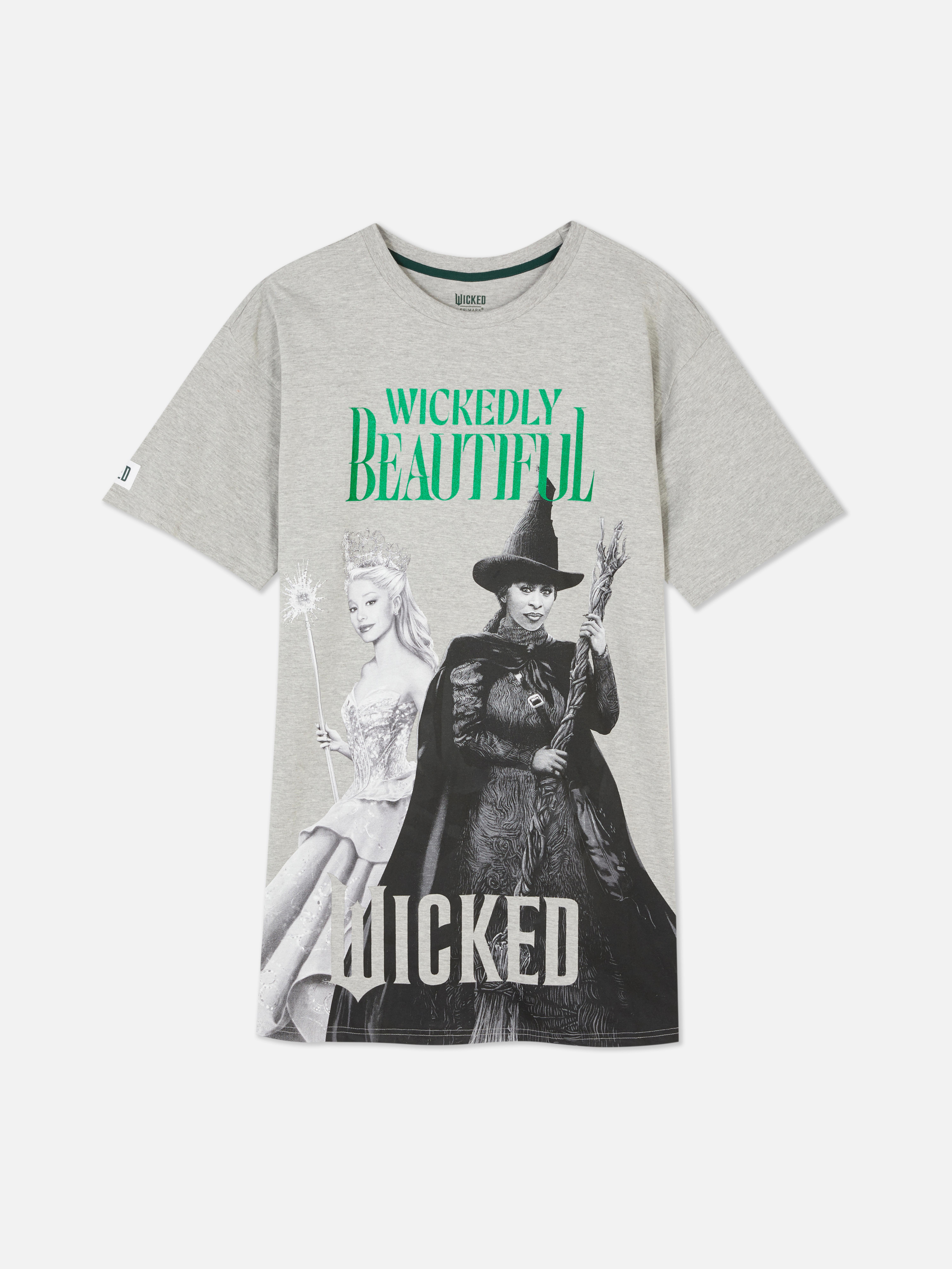 Cămașă de noapte Wickedly Beautiful Wicked x Primark O cămașă de noapte lungă cu un imprimeu cu Elphaba și Glinda pe față