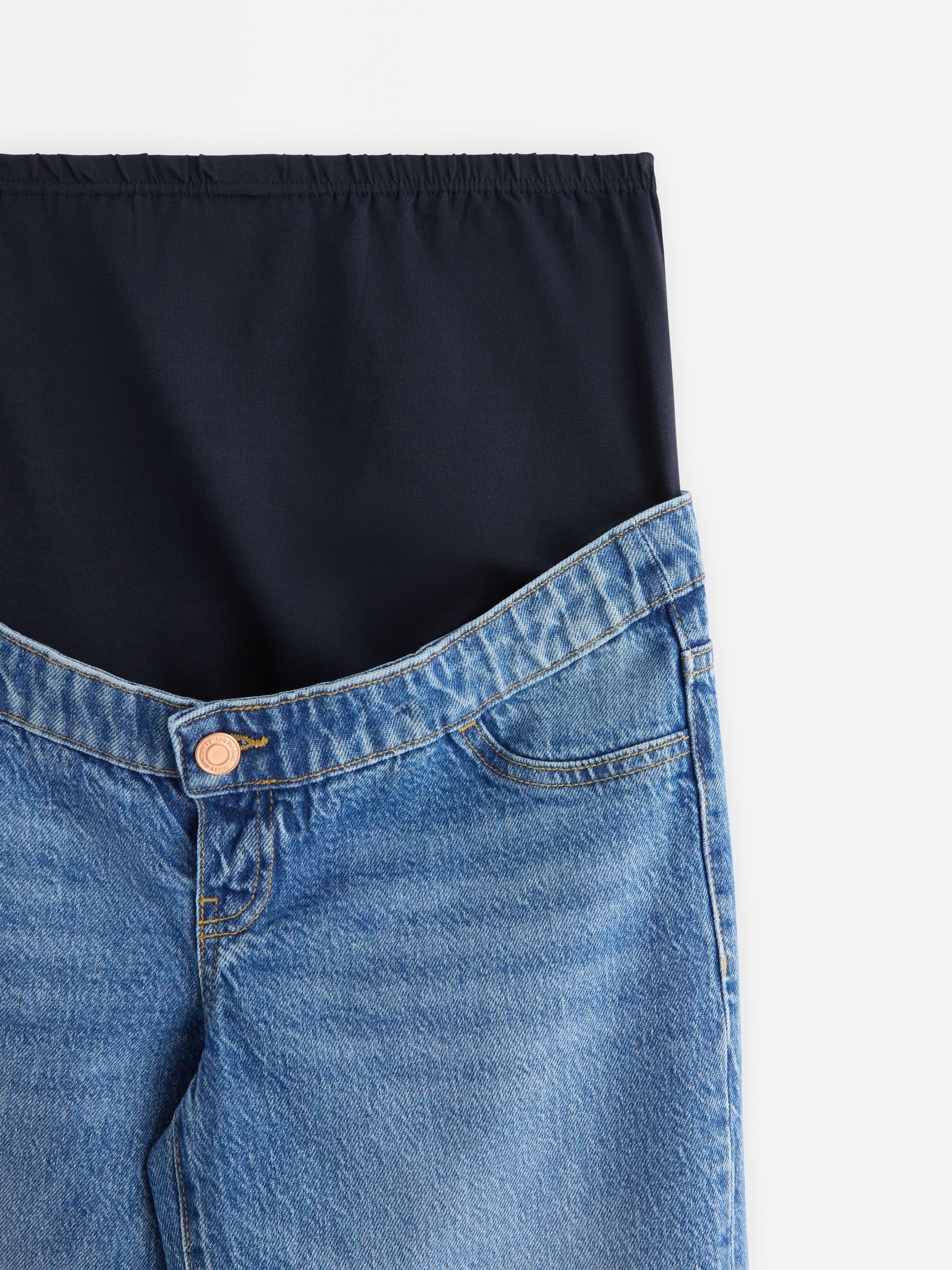 Calça jeans cropped MOM WIDE Hanna para gestantes, em denim claro.