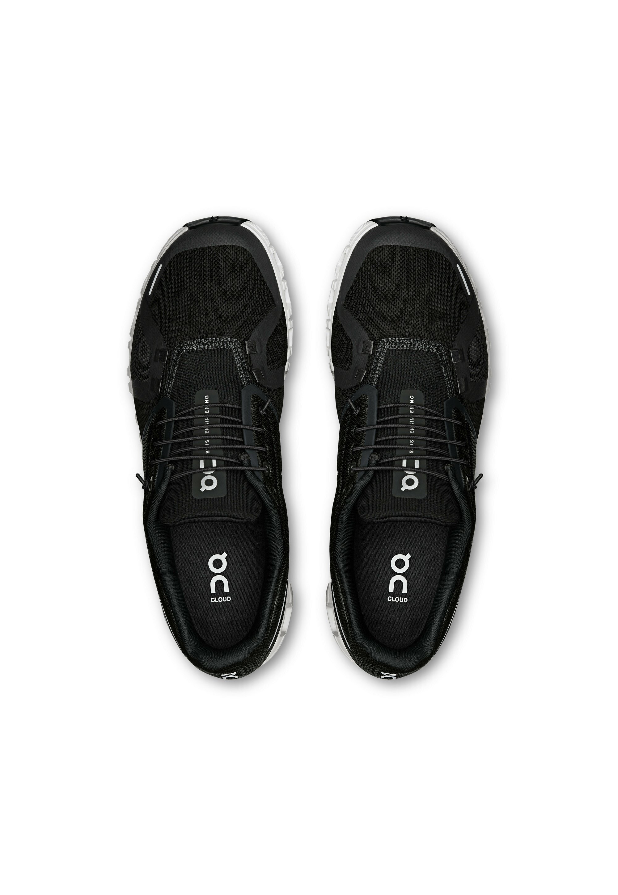 Sulle scarpe da ginnastica basse