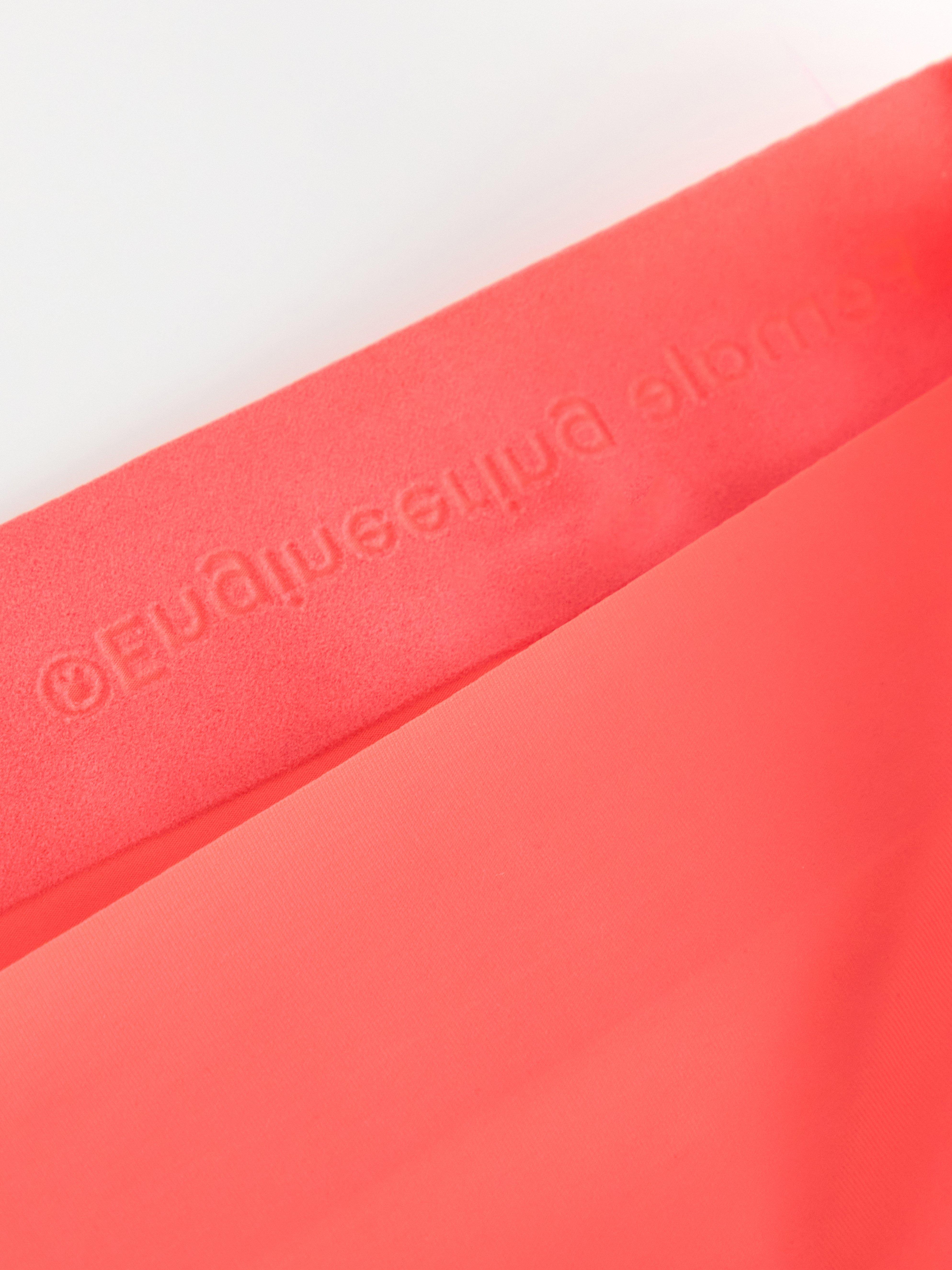 Vysoce absorpční menstruační kalíšek – obepínající boky – Female Engineering Strong Coral