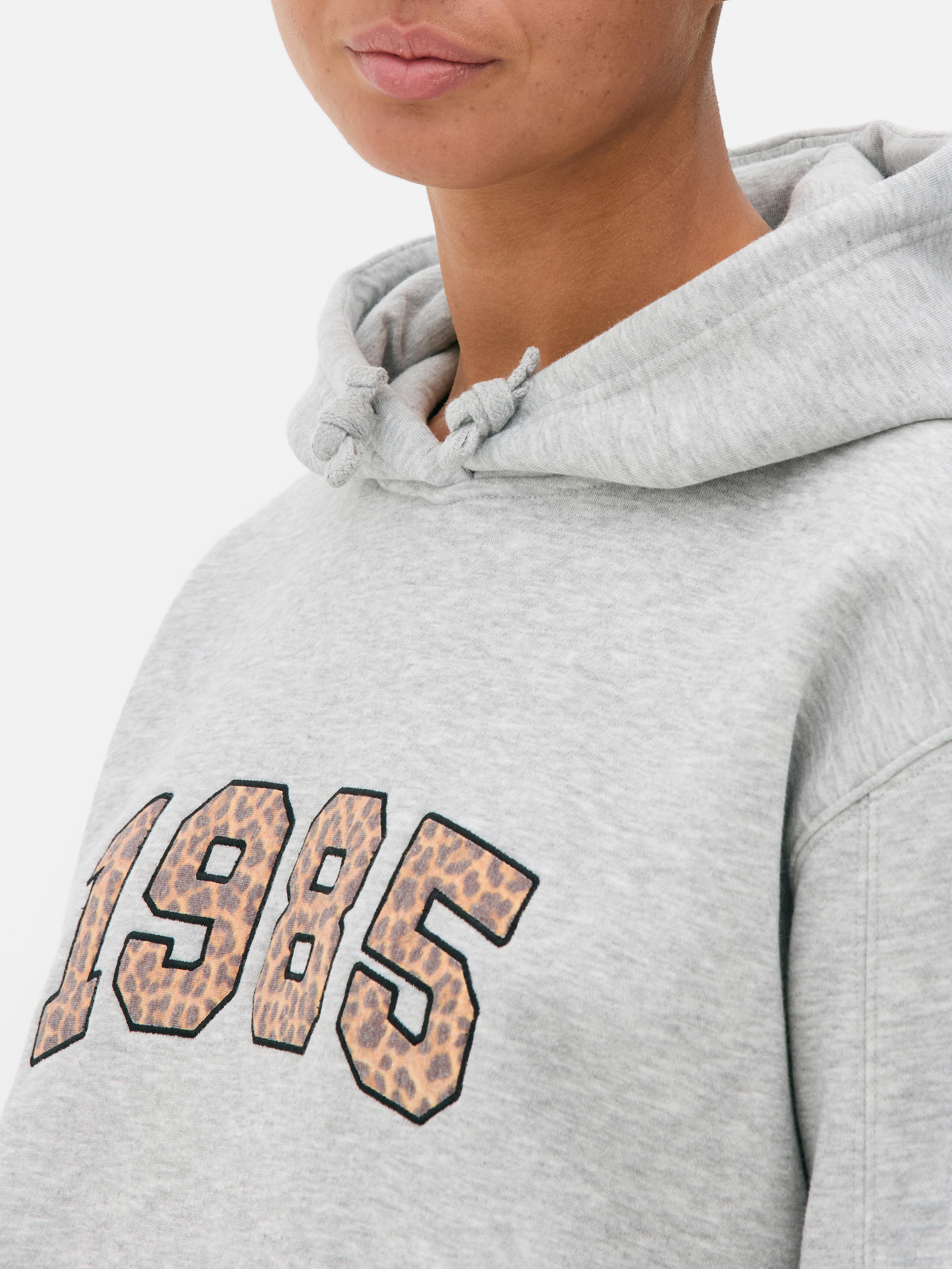 Οβερσάζ φούτερ με κορδόνι Ένα oversized φούτερ με κορδόνι, τσέπη καγκουρό και μοντέρνο μπροστινό μέρος