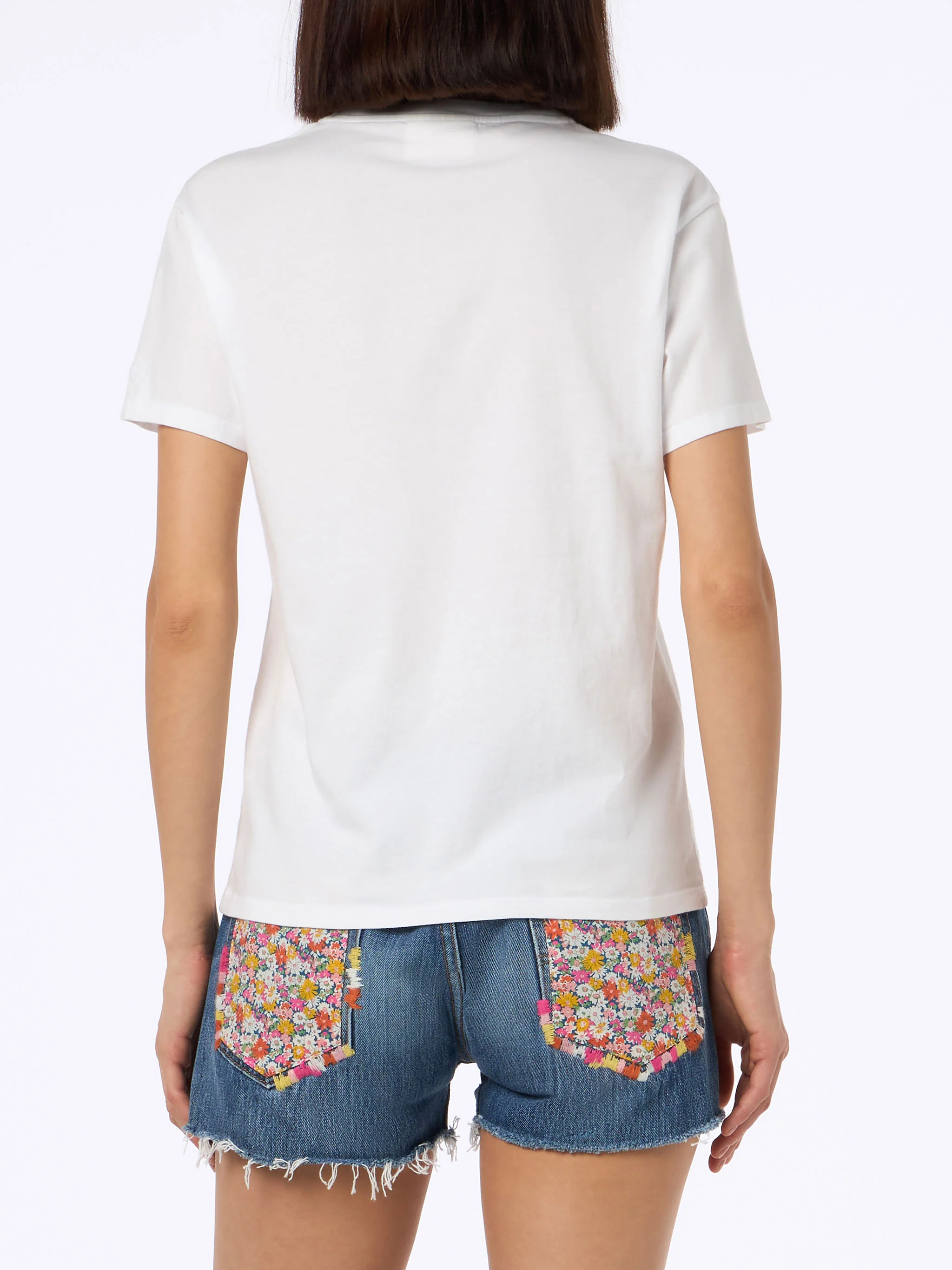 Emilie dames T-shirt met ronde hals, roze katoenen jersey en borduurwerk.