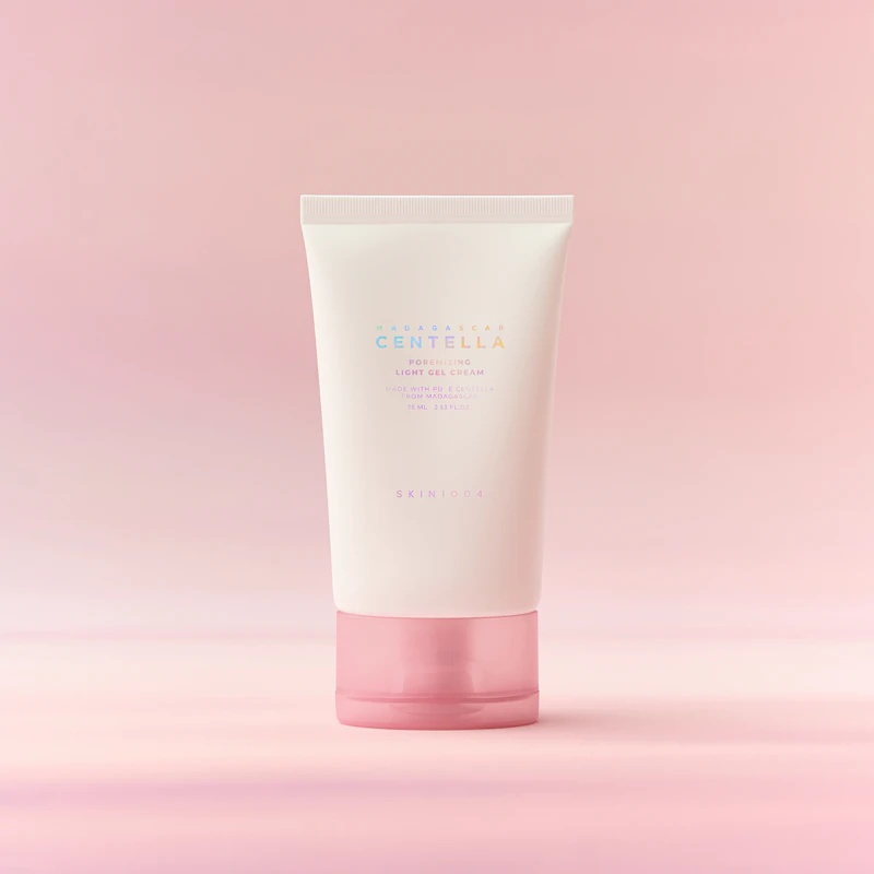 SKIN1004 Madagaskar Centella Poremizing Light Gel Cream je lahka krema v obliki gela za glajenje kože in zmanjšanje por.