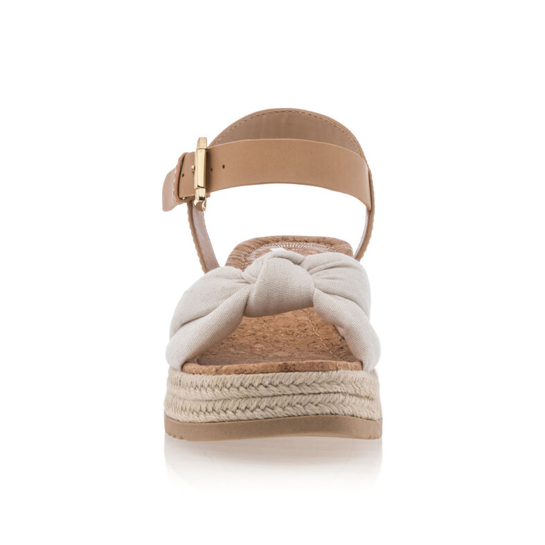 Alpargatas beige para mujer con suela de cuerda.