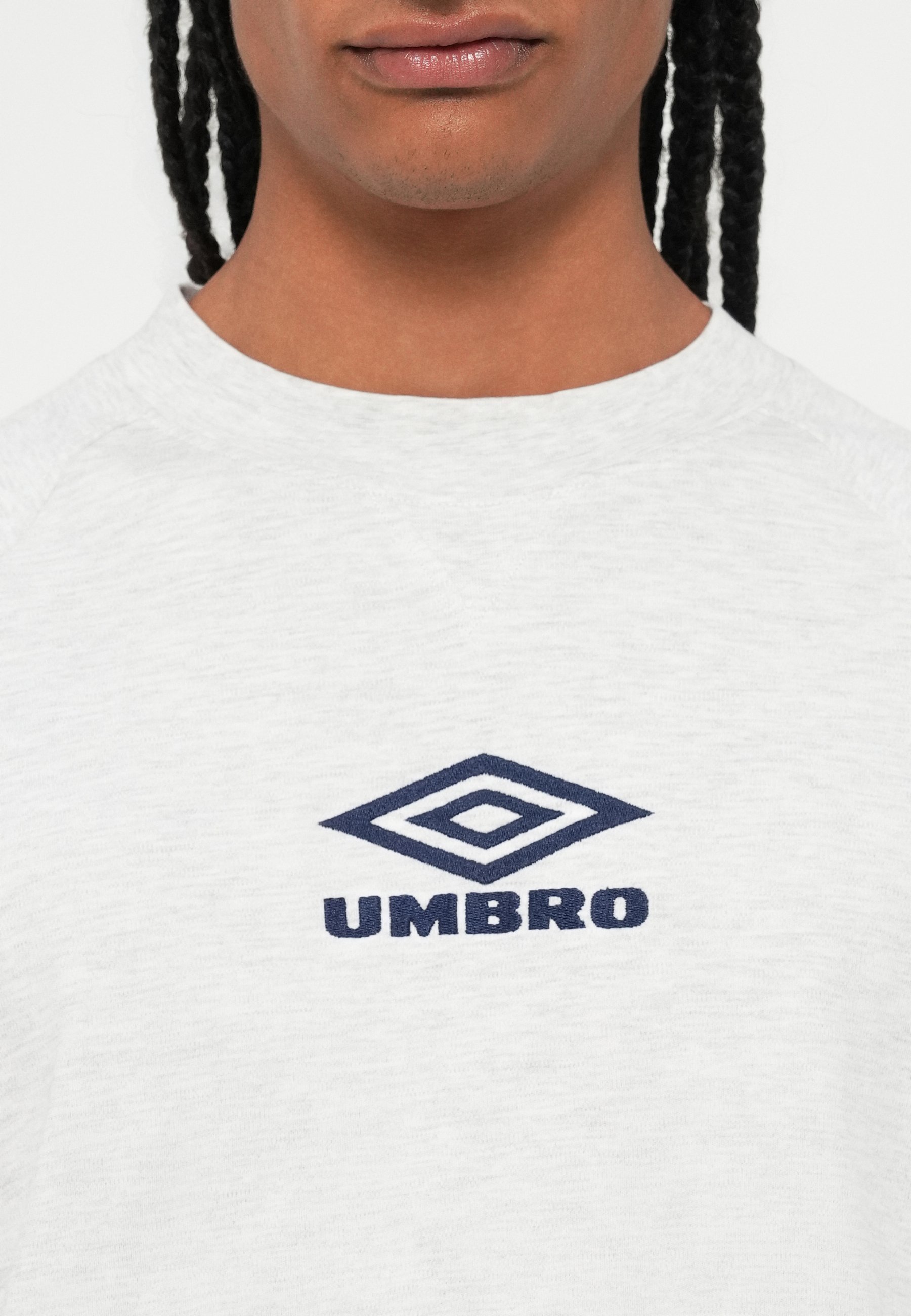 Camiseta básica Umbro Iconic Boxy - cor gelo/azul marinho escuro