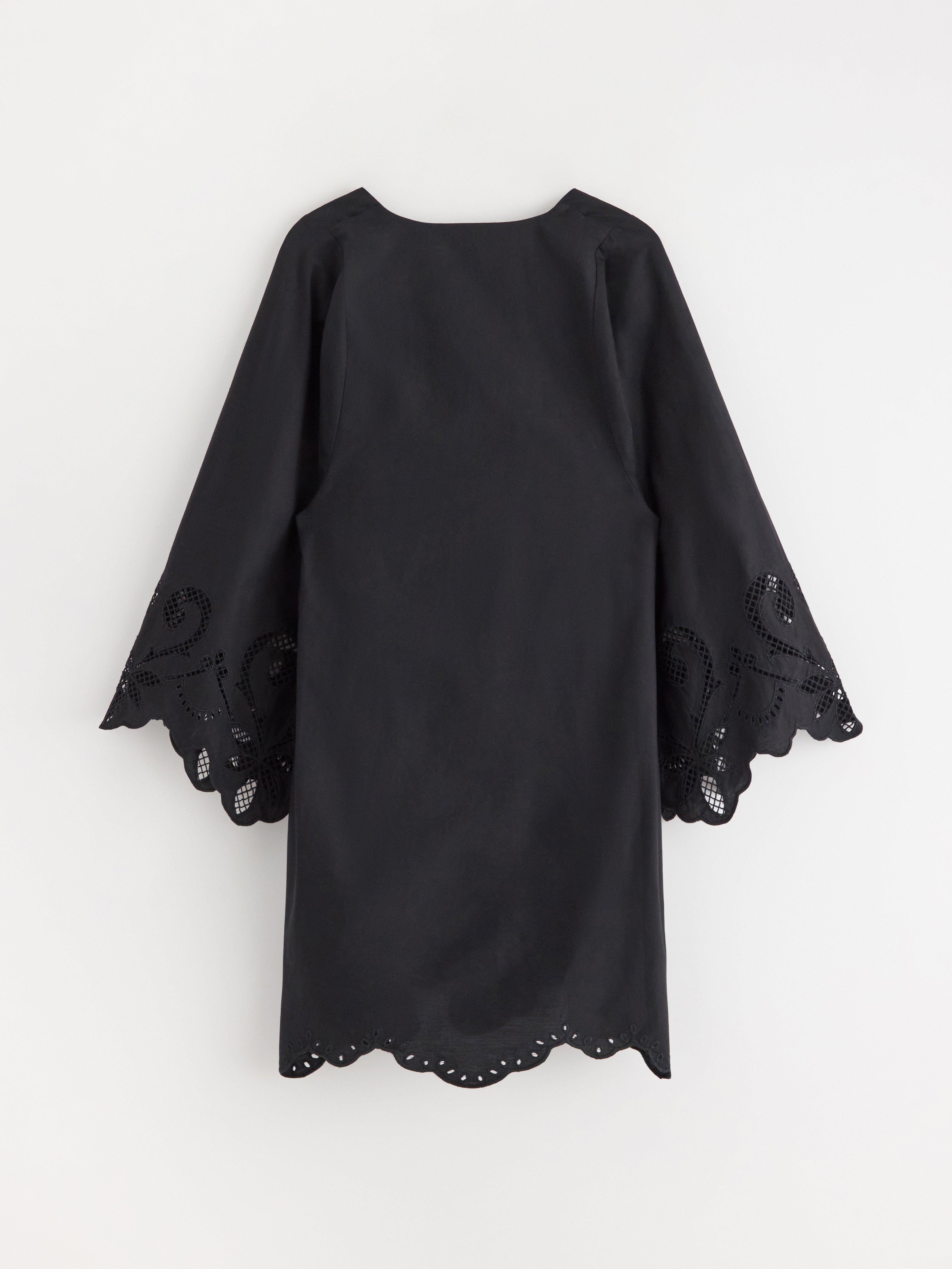 Mini vestido com detalhes em renda preta