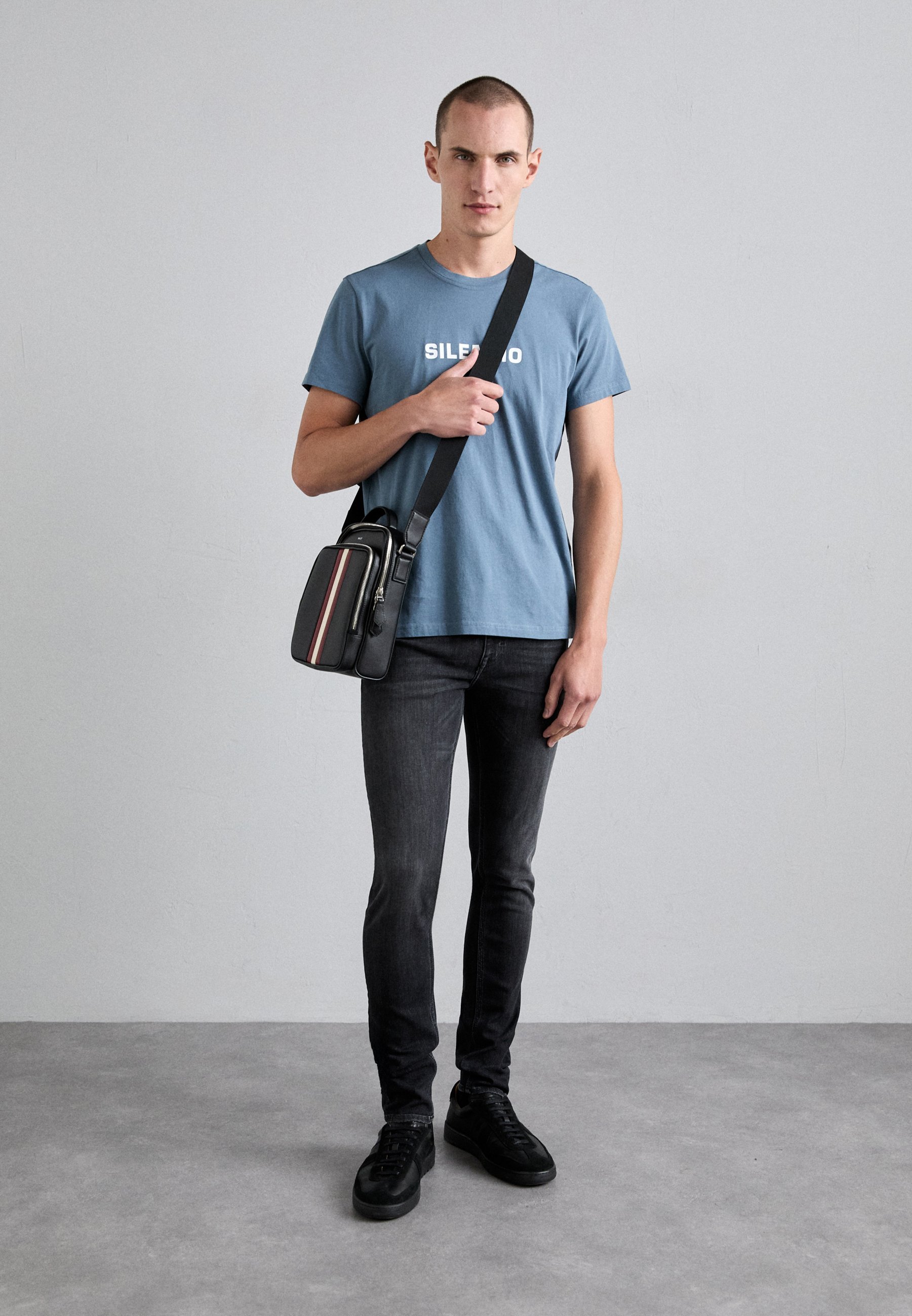 Bally MYTHOS CROSS - Borsa a tracolla - nero/rosso/osso/palla