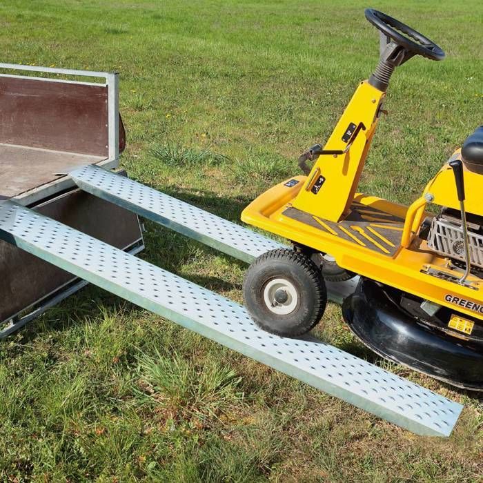 Set van 2 gegalvaniseerde stalen oprijplaten voor aanhangers, 1,60 m, met antislipgroeven en stabilisatieplaat, maximaal draagvermogen 400 kg
