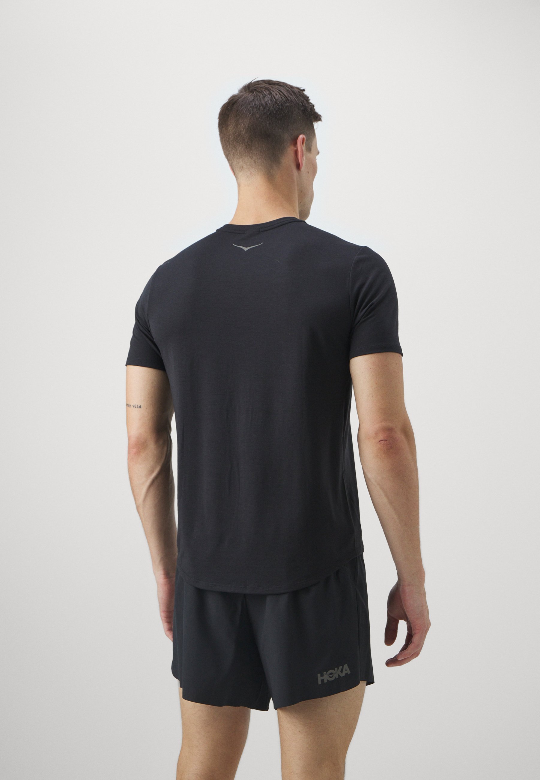 T-shirt HOKA ESSENTIAL - T-shirt de sport - noir
