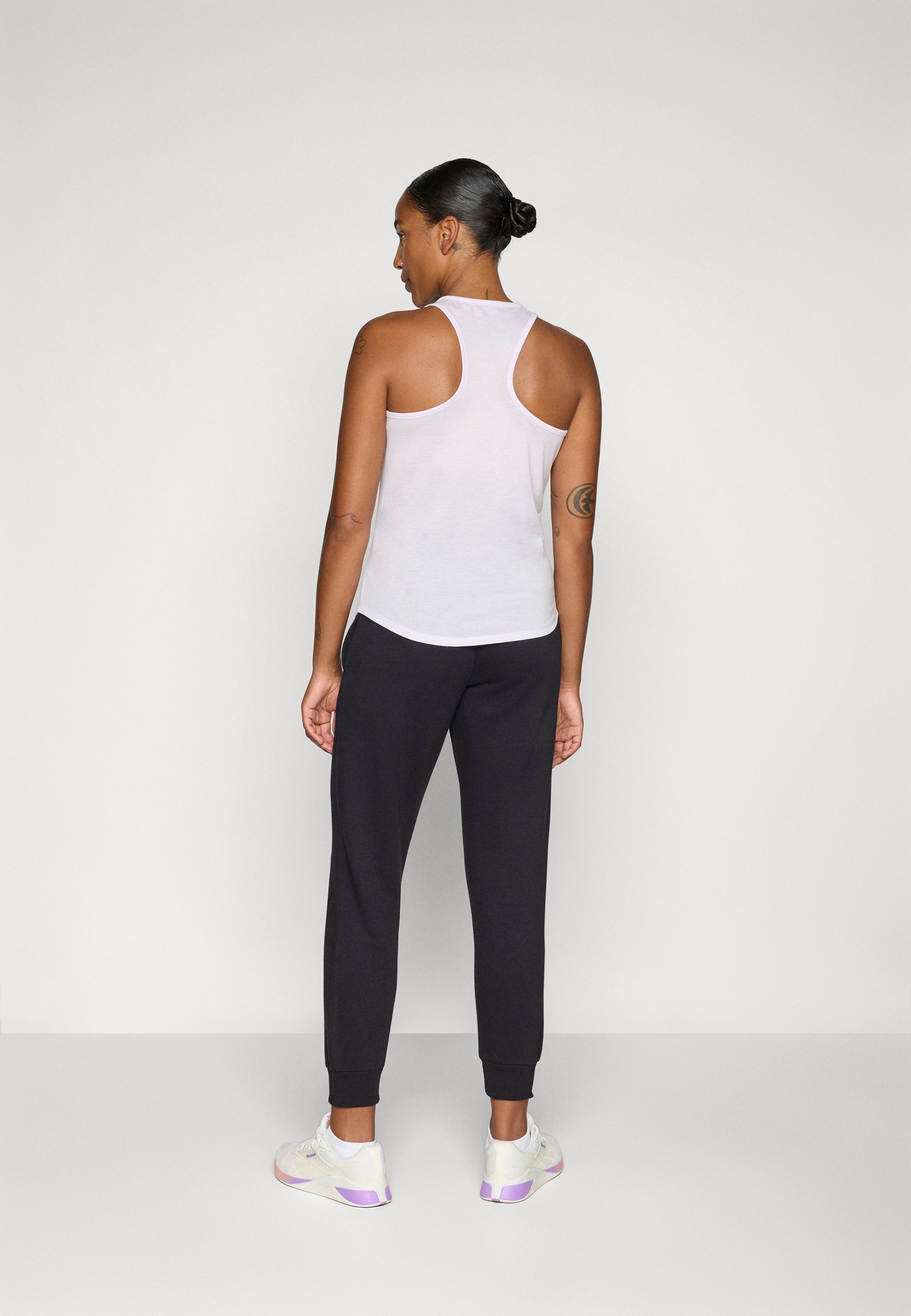 Reebok Jogginghose mit kleinem Logo und Umschlag – schwarz