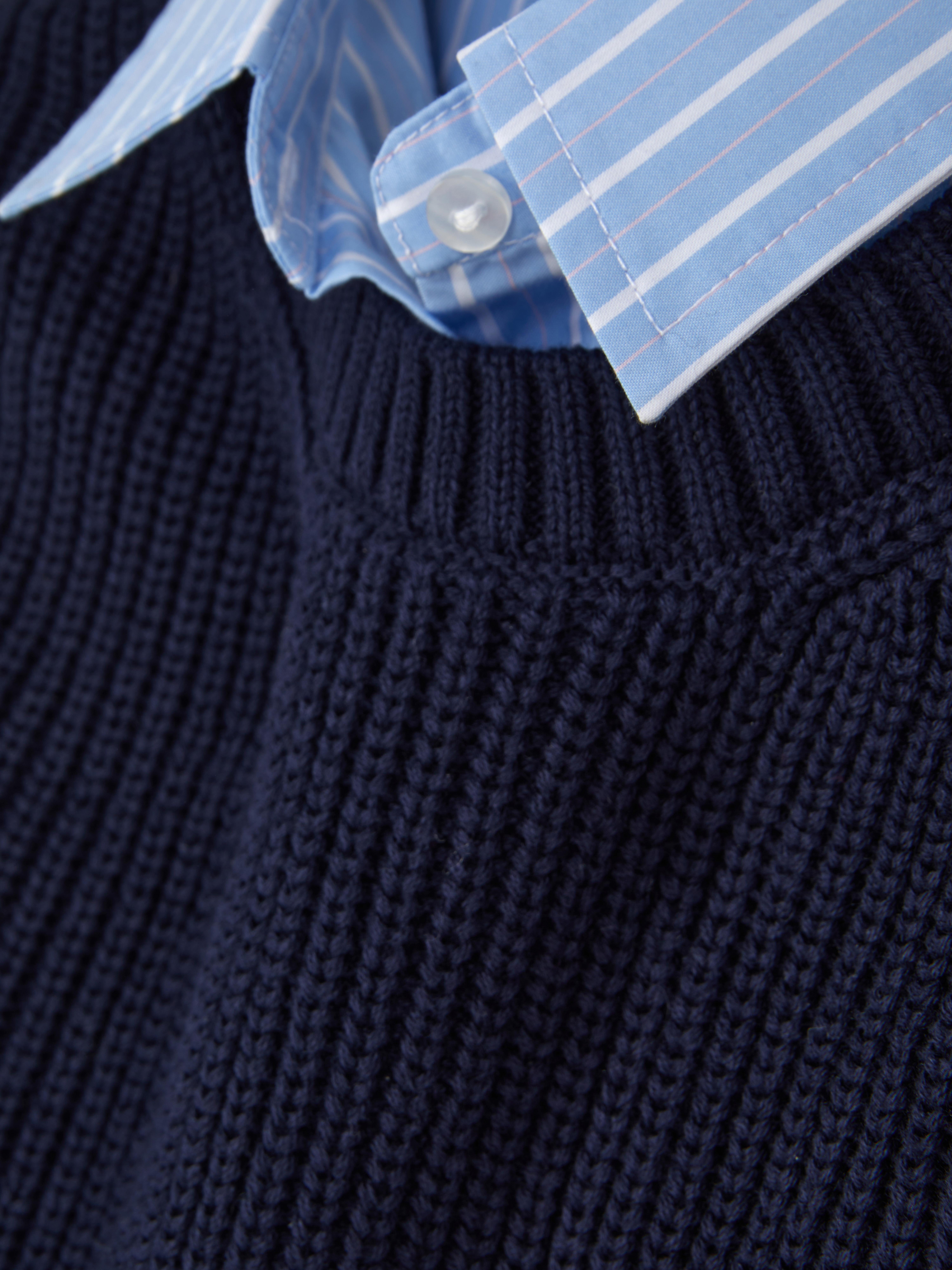 2-in-1-Hemd und -Top. Ein gestreiftes Hemd und ein geripptes Tanktop in einer stylischen Kombination.