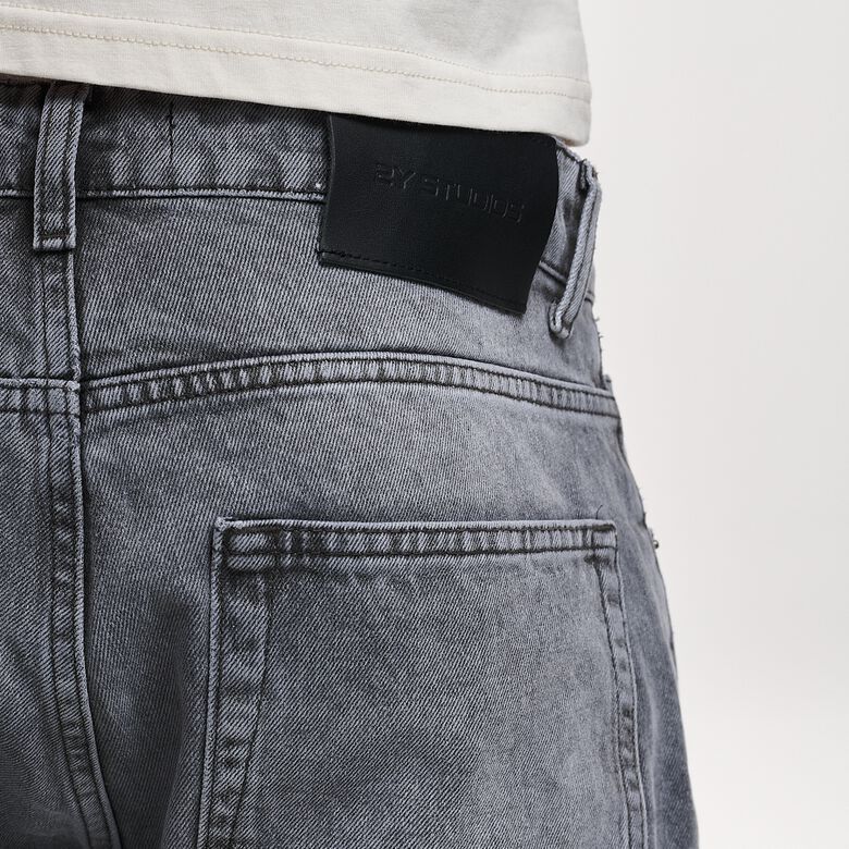 Jeans Arun con orlo aperto e taglio dritto