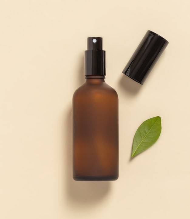 100-ml-Sprühflasche aus mattiertem, bernsteinfarbenem Glas