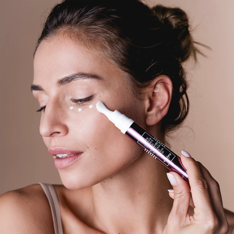 fluido para contorno dos olhos Black Rose da Sisley é um fluido iluminador e antirrugas para a área dos olhos com efeito revitalizante.