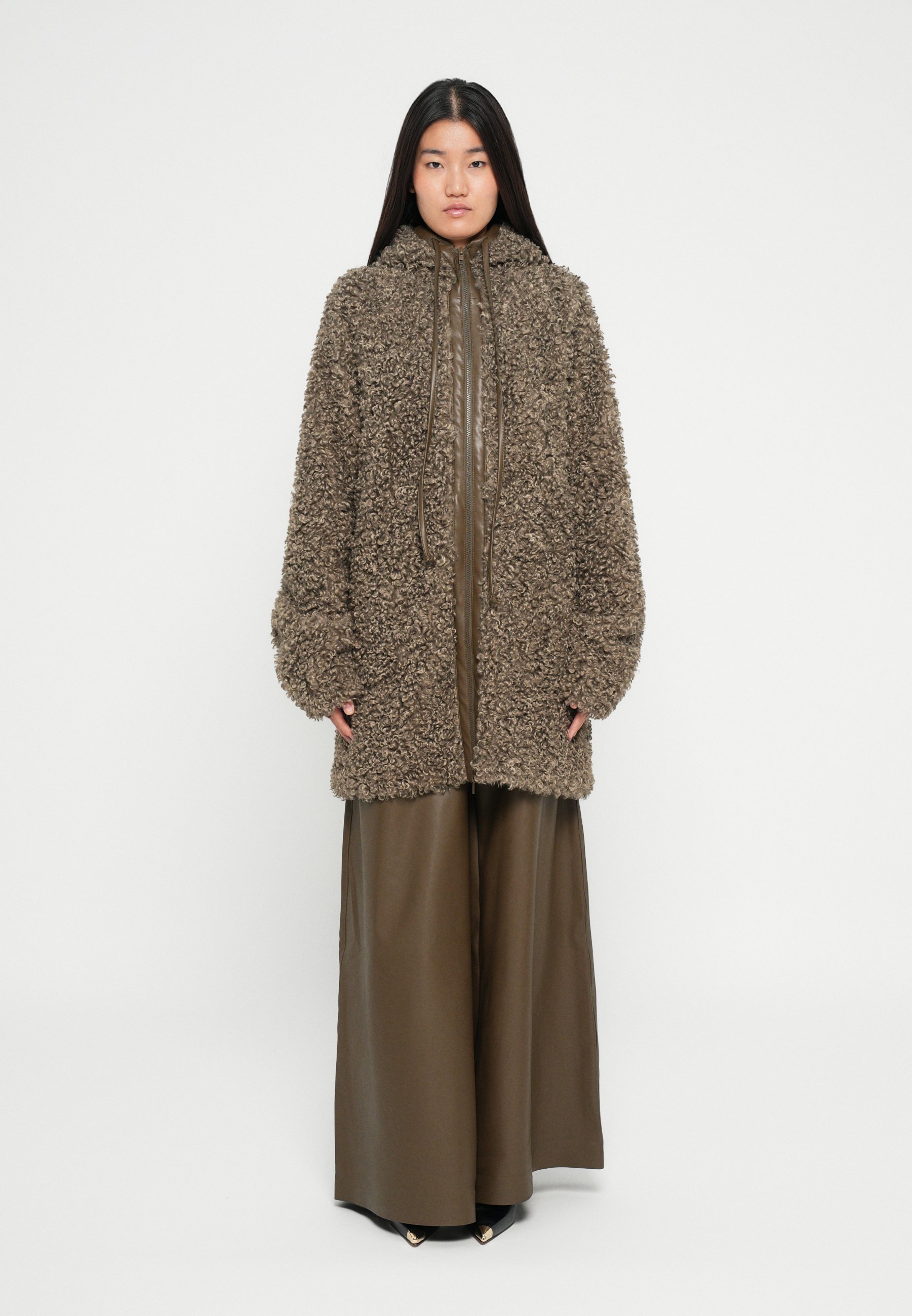 Norma Kamali OVERSIZED JAS MET MOUWEN, RITS AAN DE VOORKANT EN CAPUCHON - Winterjas - bark