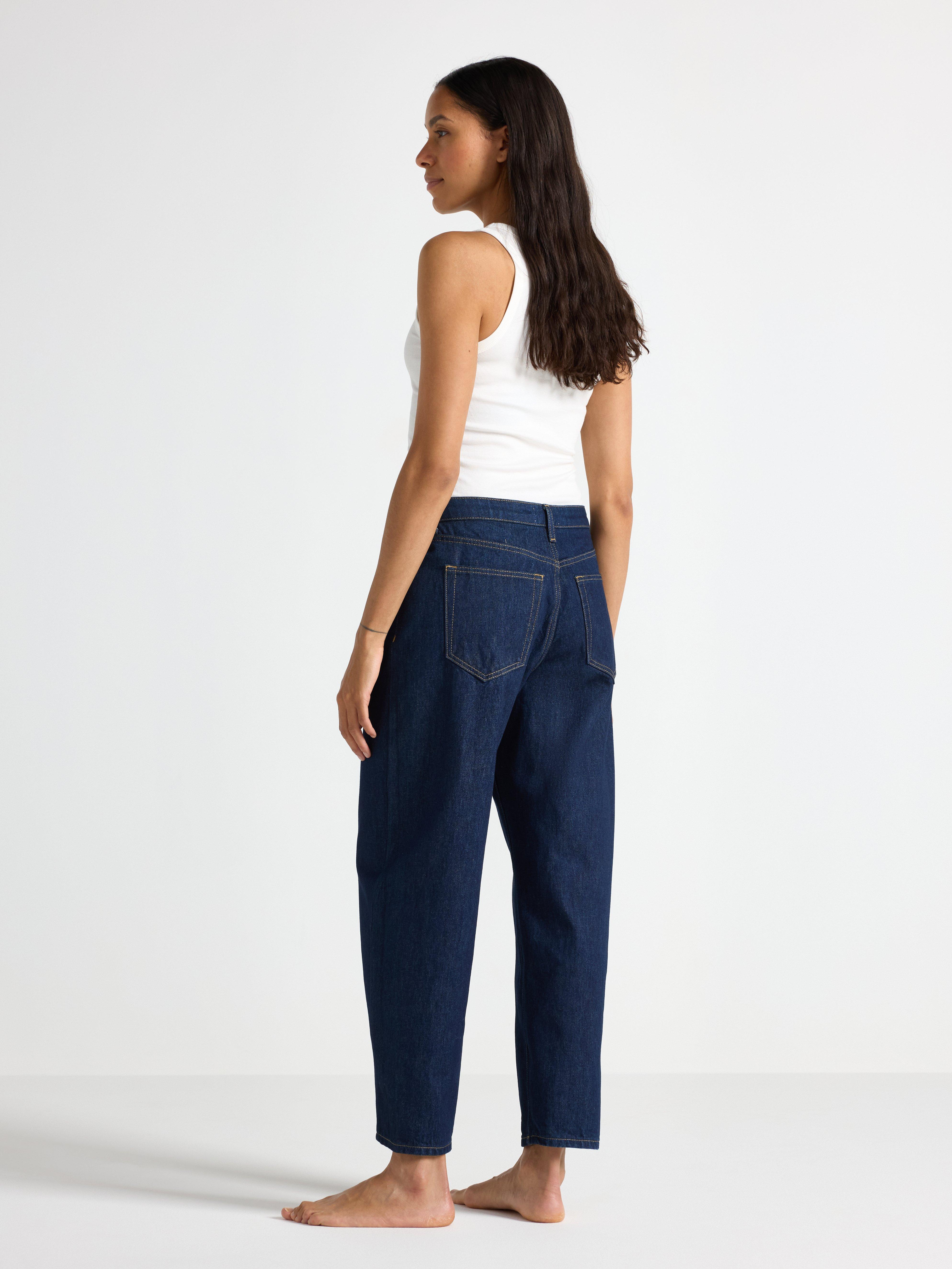 Calça jeans BARREL na altura do tornozelo, em denim escuro.