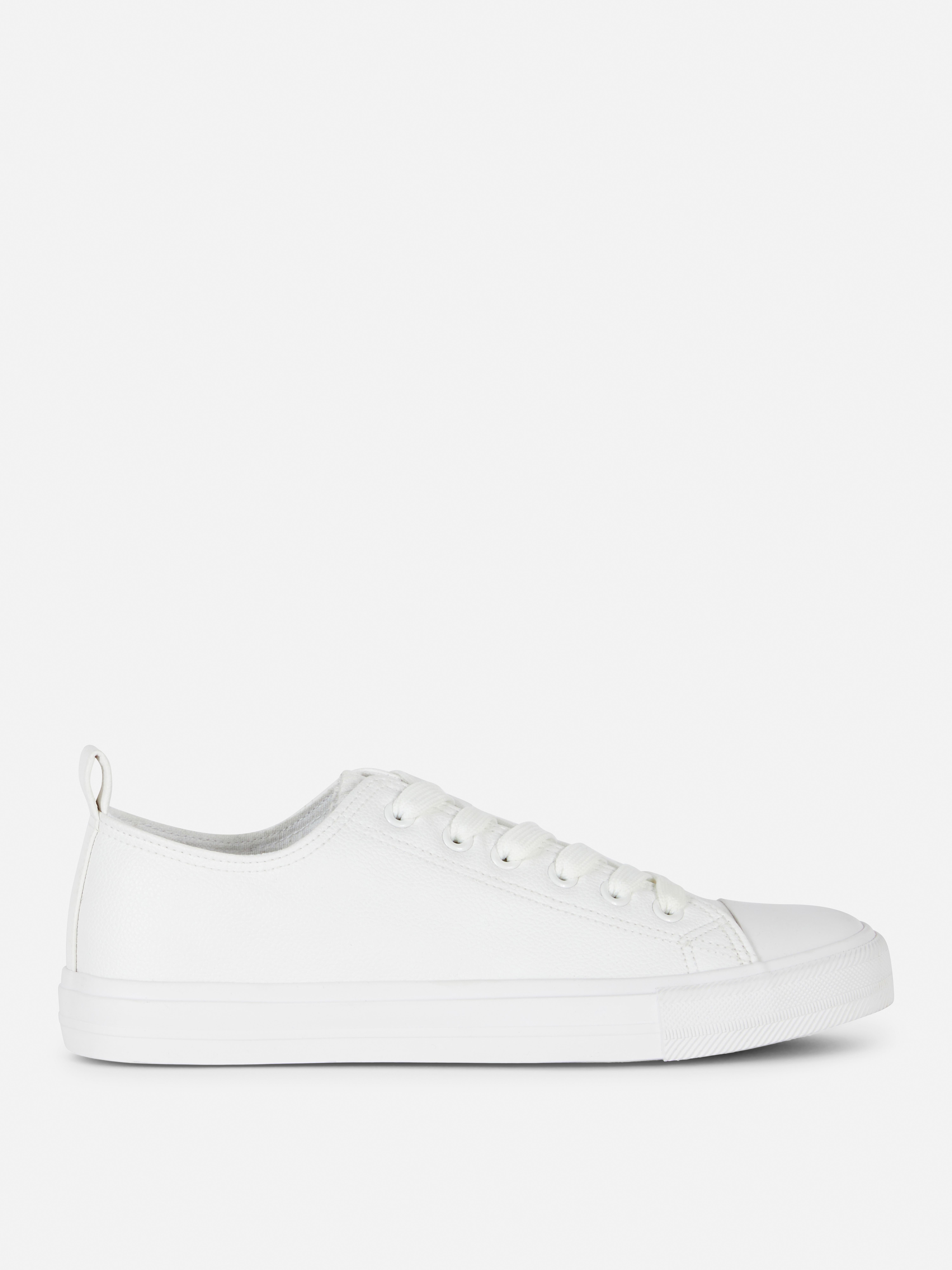Sneakers basse in similpelle. Scegli uno stile skate completo con queste sneakers in similpelle.