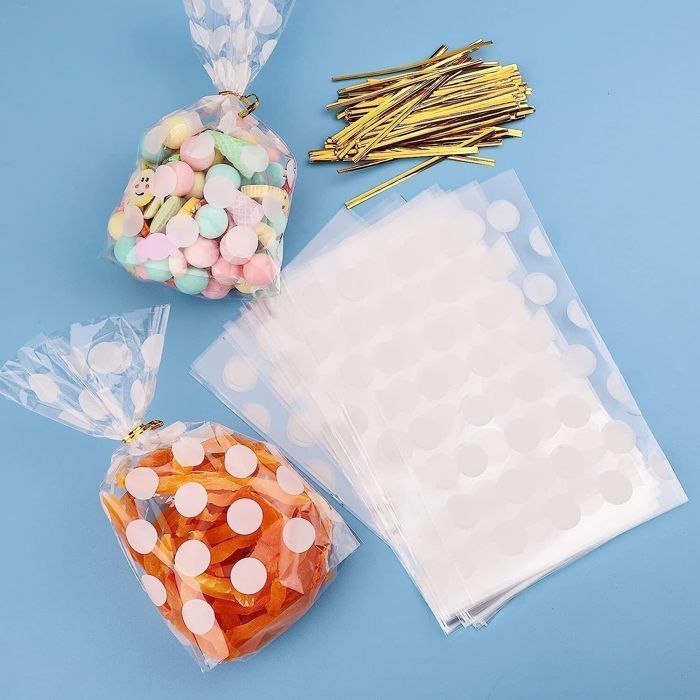 100 sacchetti di cellophane trasparente, ideali per caramelle, regali o biscotti, con chiusura a torsione.