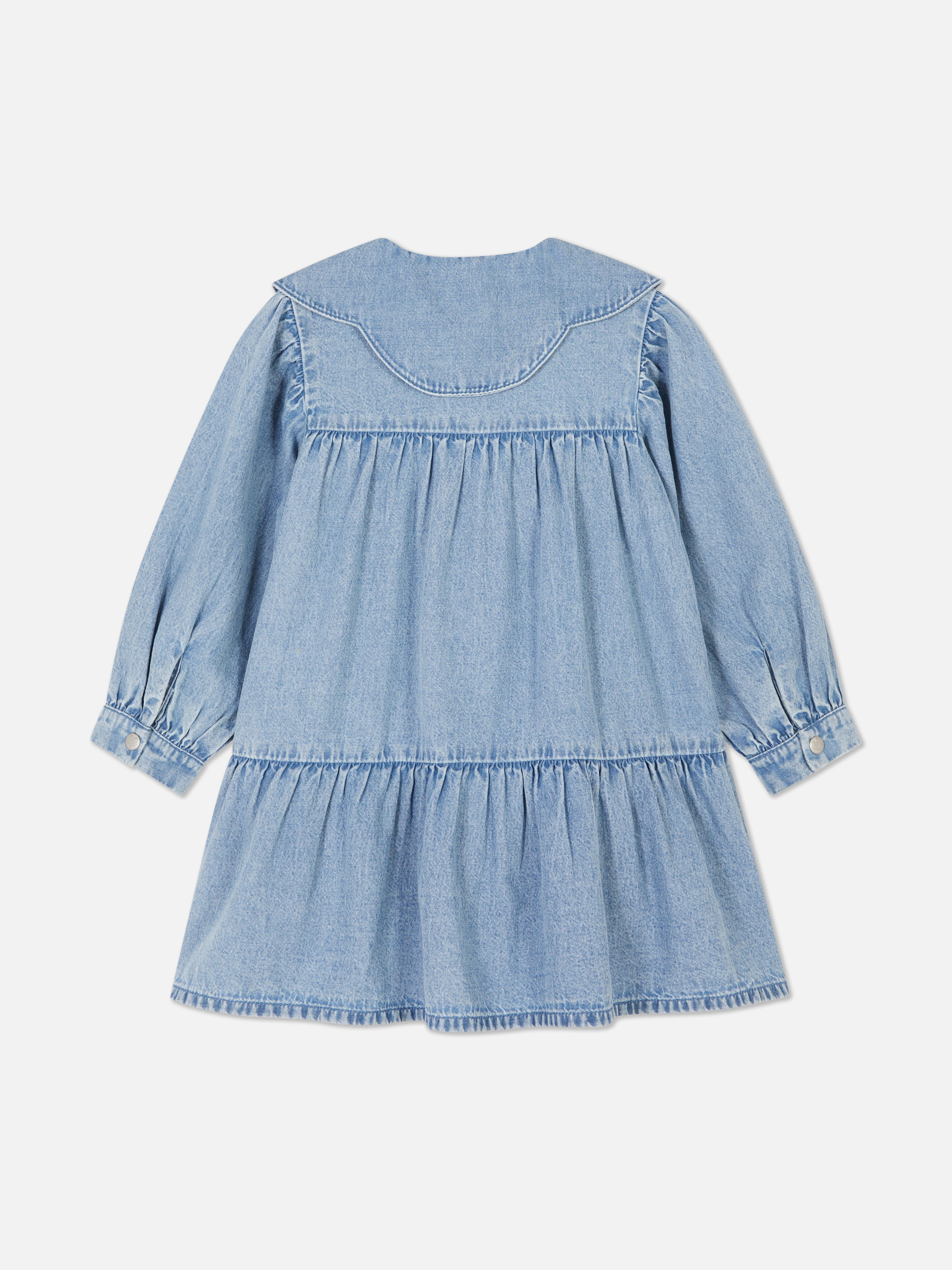 Abito in denim con strisce Un abito in denim con strisce, bottoni a pressione e colletto Peter Pan