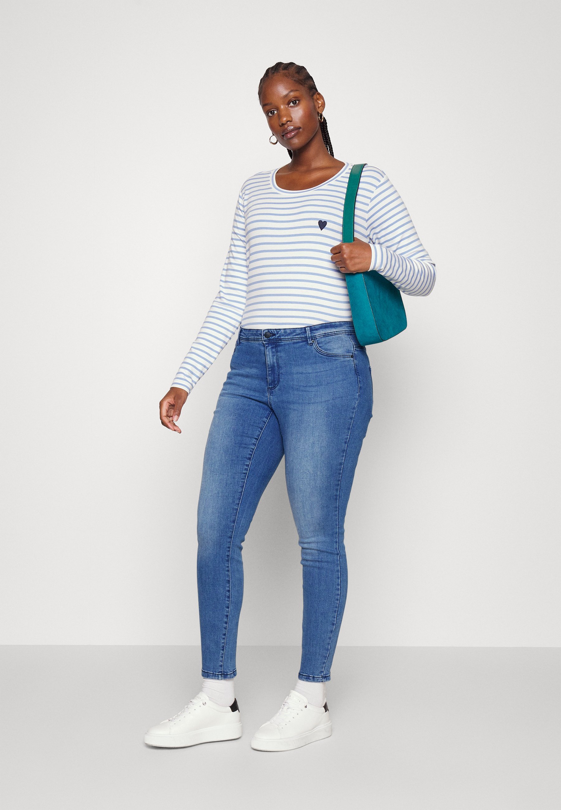 Vero Moda Curve VMFANYA - Slim fit jeans - mediumblauwe denim