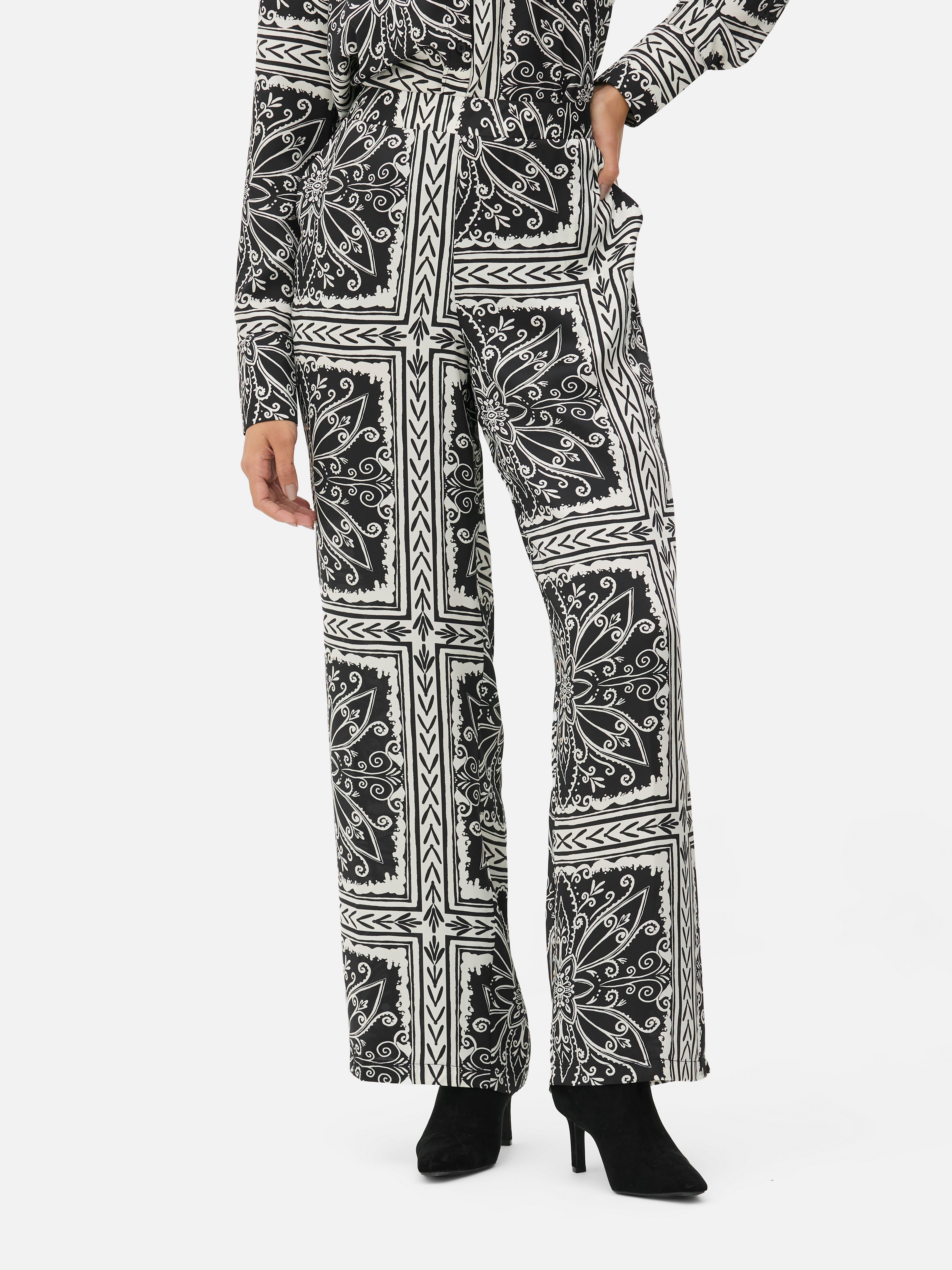 Passende bedruckte Hose mit weitem Bein. Hose mit elastischem Bund, weitem Bein, Seitentaschen und Allover-Print.