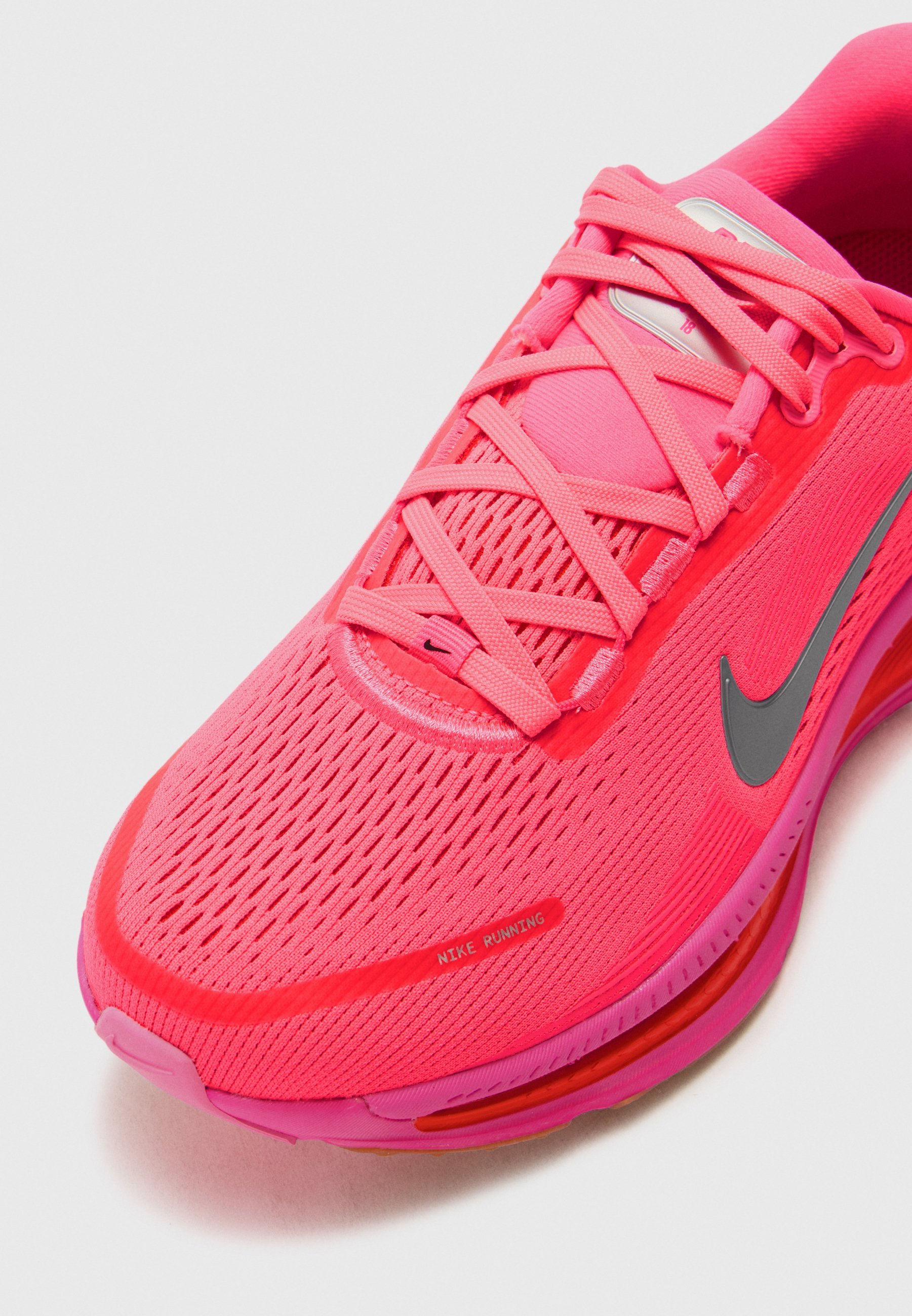 Nike Performance VOMERO 18 - Hardloopschoenen voor op de weg - roze/zilverkleurig/karmozijnrood/hyperoranje/lichtbruin/hyperroze